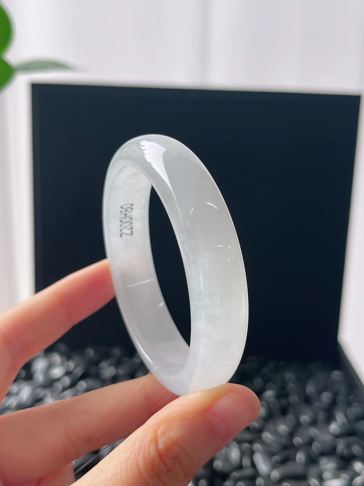 贵妃镯55.8圈口，翡翠冰糯种白色手镯