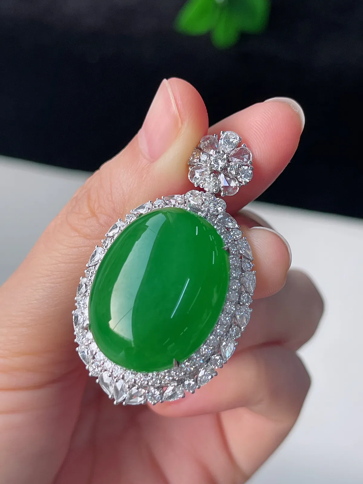 18k金镶翡翠冰糯种绿色大蛋面吊坠