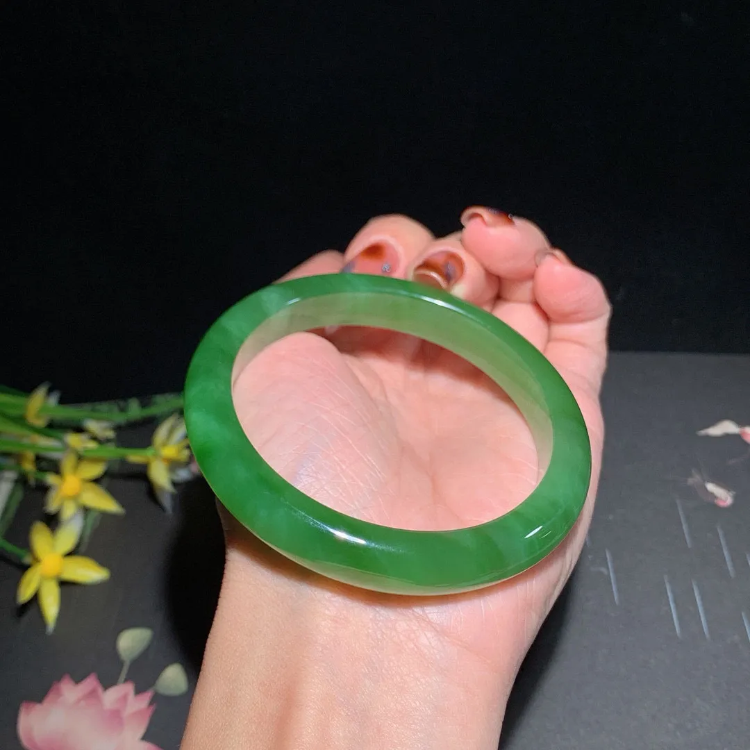 土豪款，和田玉58.6圈口冰底阳绿色猫眼碧玉手镯，玉质细腻油润 底色纯净 无裂无杂 脂粉好，品质好。