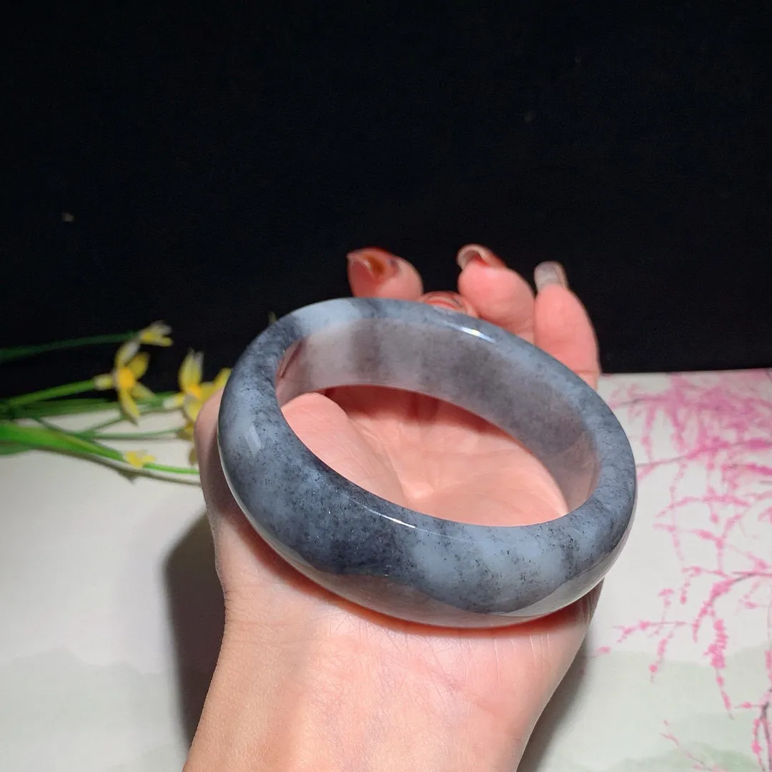 和田玉58.5圈口青花手镯，玉质细腻油润 底色纯净 无裂无杂 脂粉好，品质好！