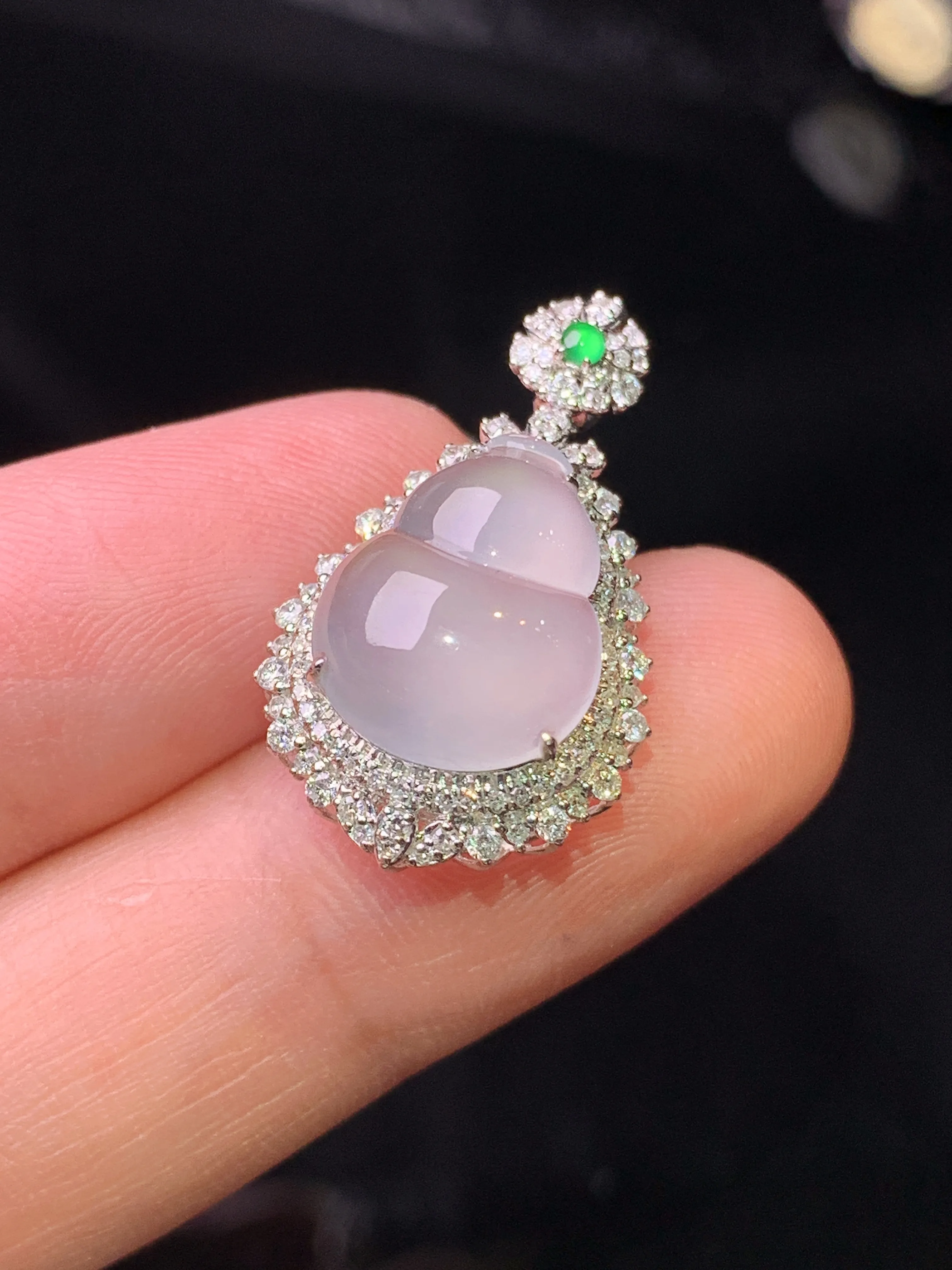 18k金钻镶嵌冰种葫芦吊坠 玉质细腻 色泽清新艳丽 整体尺寸25.5*15*9.2