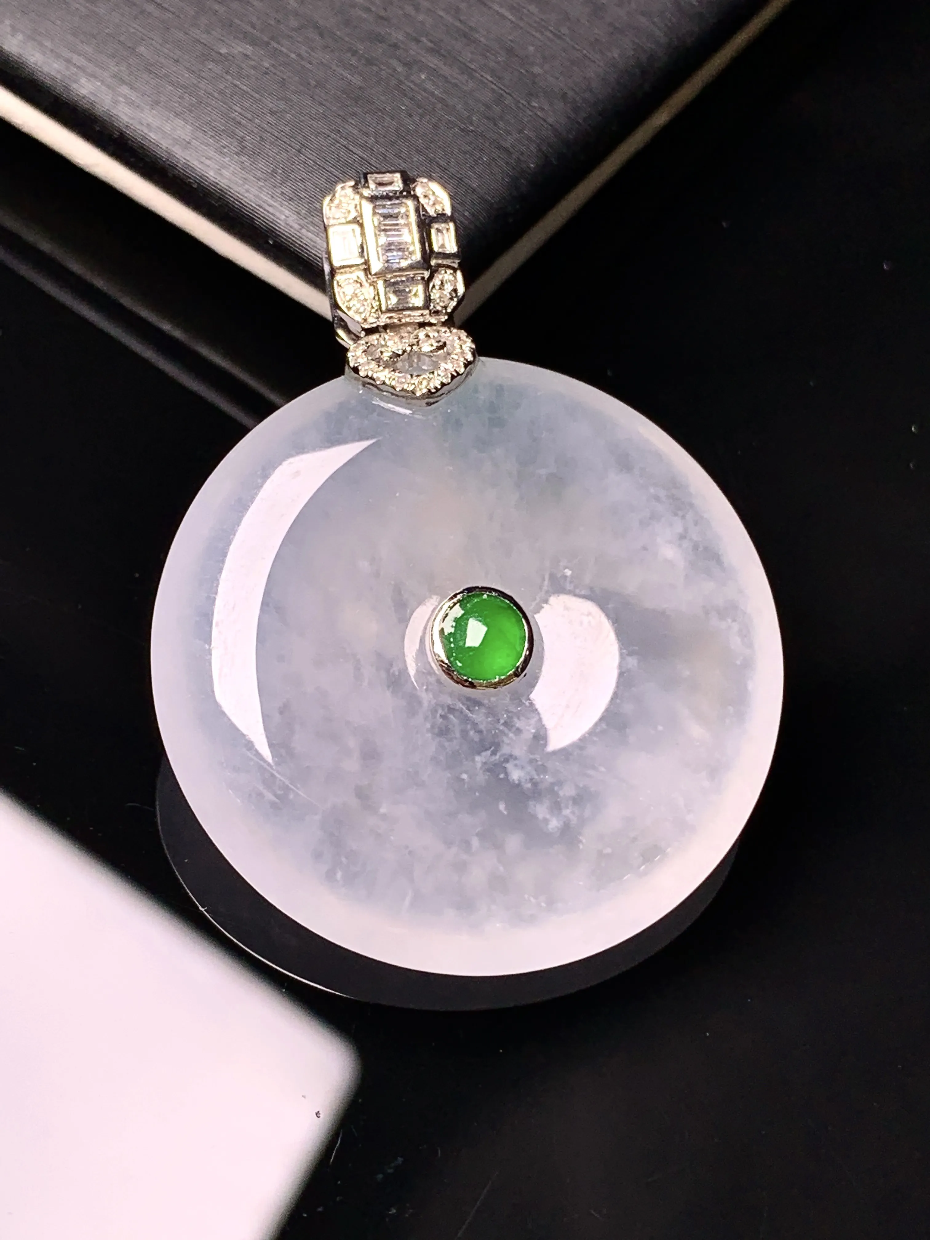 18k金钻镶嵌冰种平安扣吊坠 玉质细腻 色泽清新艳丽 整体尺寸37.6*28.8*6