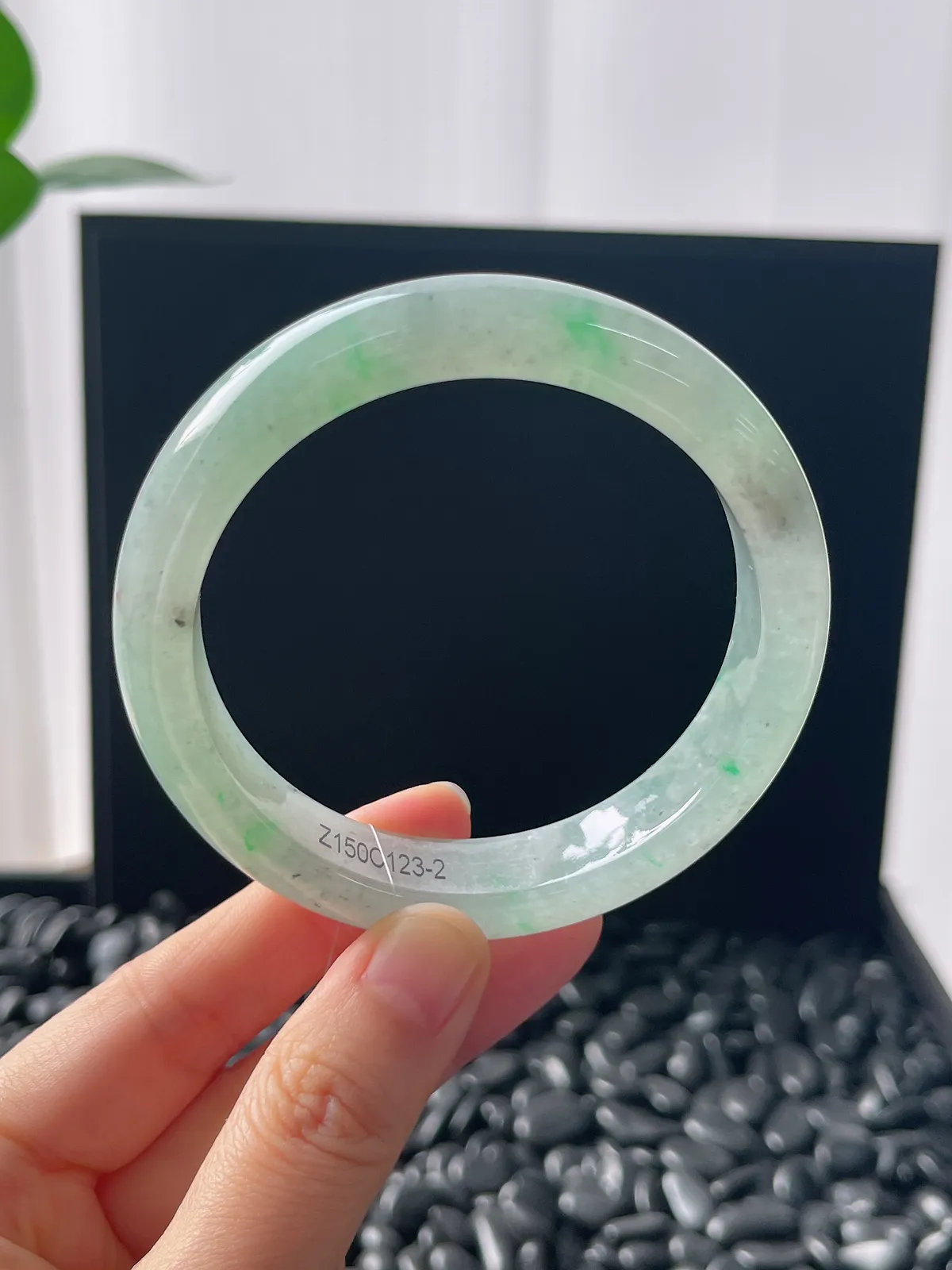 正圈58圈口，翡翠冰糯种淡绿色手镯