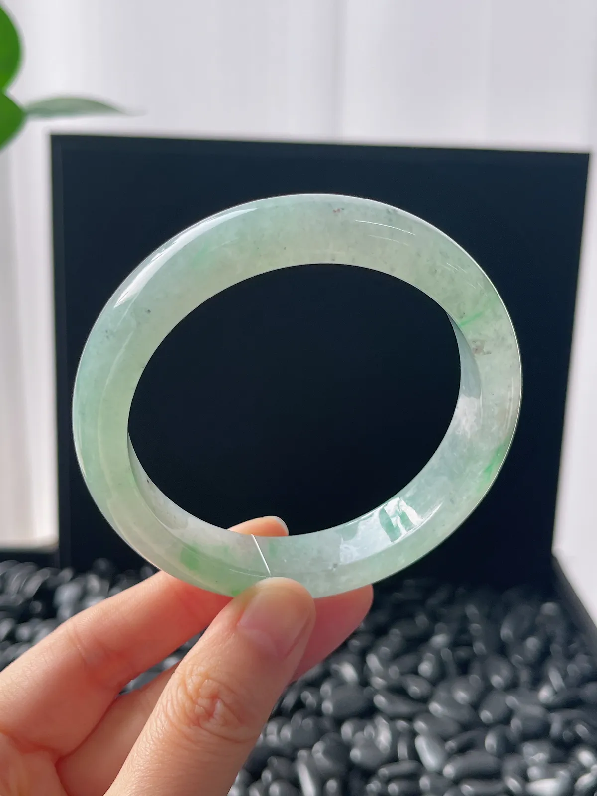 正圈58圈口，翡翠冰糯种淡绿色手镯