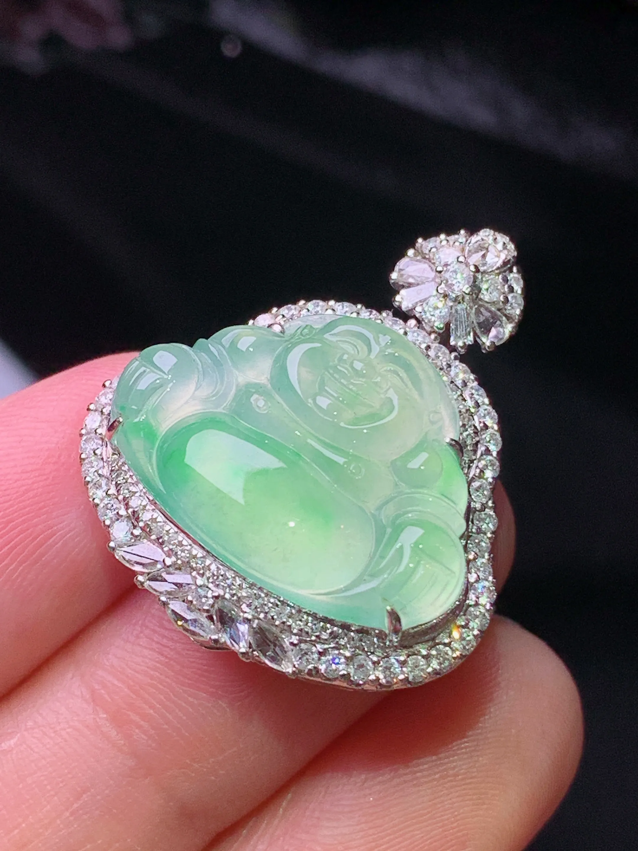 18k金钻镶嵌翠绿佛公吊坠 玉质细腻 色泽清新艳丽 整体尺寸28*24*9.8