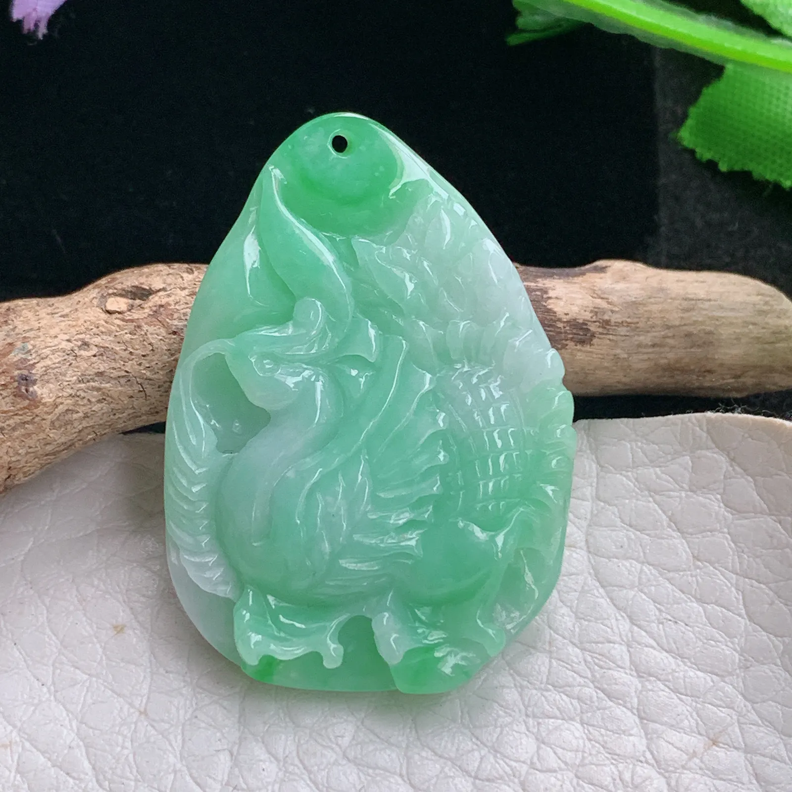 ws实拍39*27.8*7缅甸翡翠精雕孔雀开屏 好运连绵玉吊坠 玉挂件