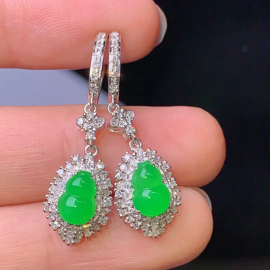 18k金钻镶嵌满绿葫芦耳坠 玉质细腻 色泽艳丽 整体尺寸33.5*9.4*7.5