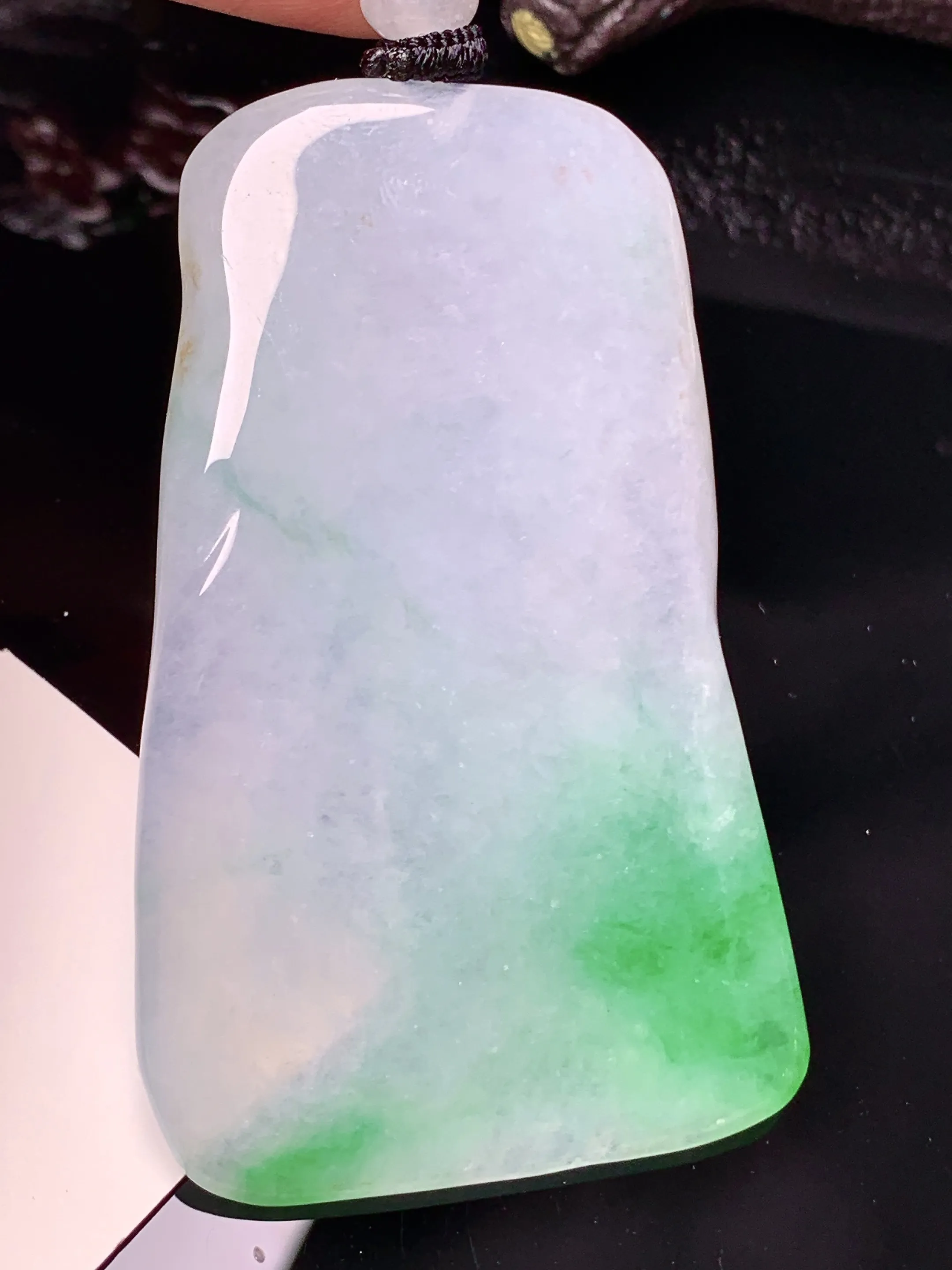 飘绿观音菩萨吊坠 玉质细腻 色泽清新艳丽 整体尺寸64.6*39.7*10.3