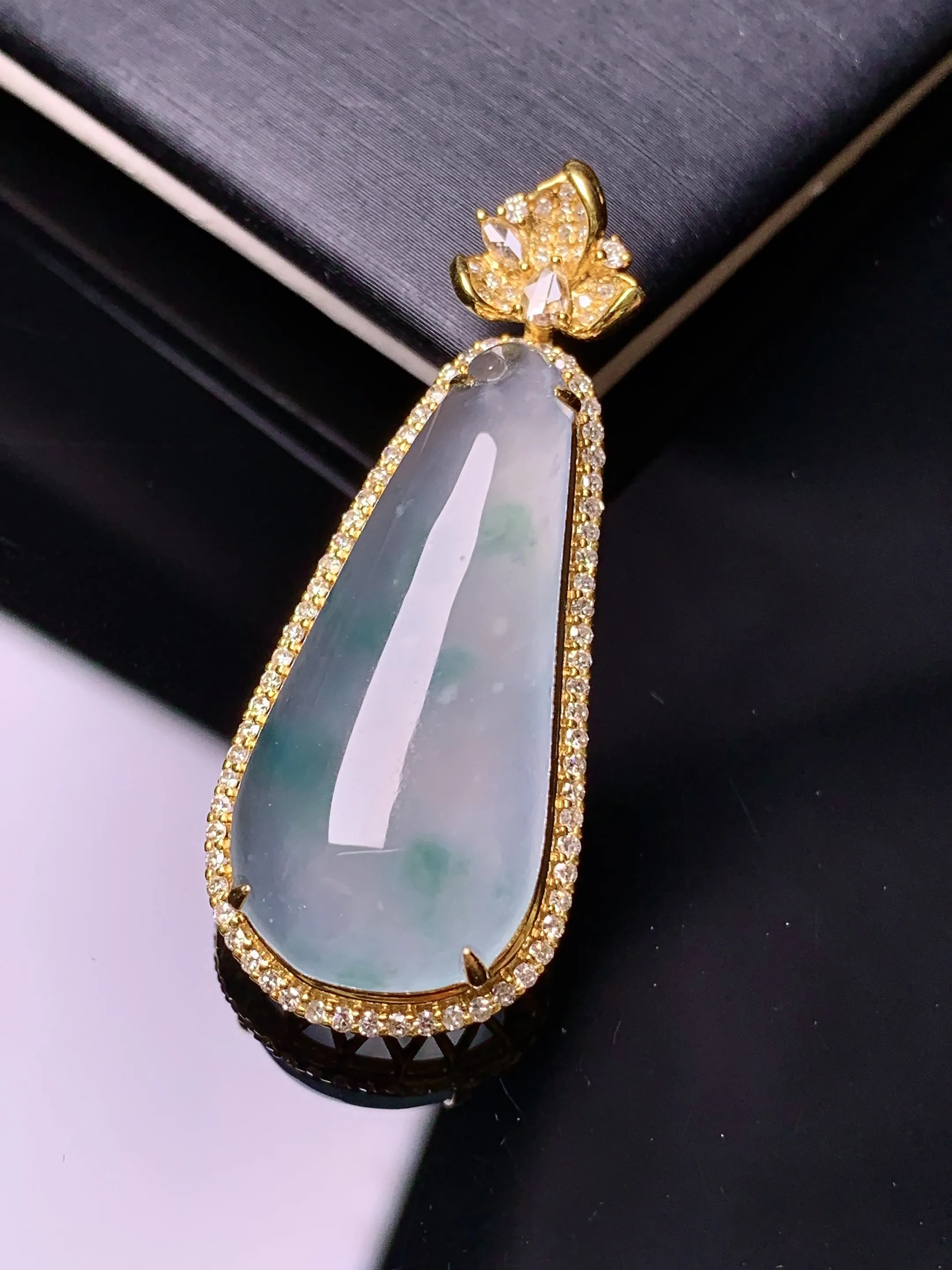 18k金钻镶嵌冰种飘绿福瓜吊坠 玉质细腻 色泽清新艳丽 整体尺寸38.5*15.6*10