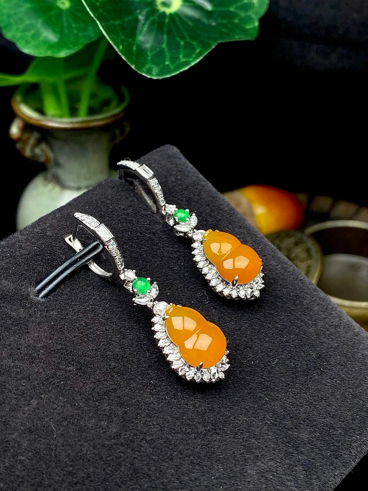 【冰种黄翡葫芦耳坠】质地细润，起刚起荧光，18K金钻镶嵌，裸石尺寸11*7.8*3.5毫米