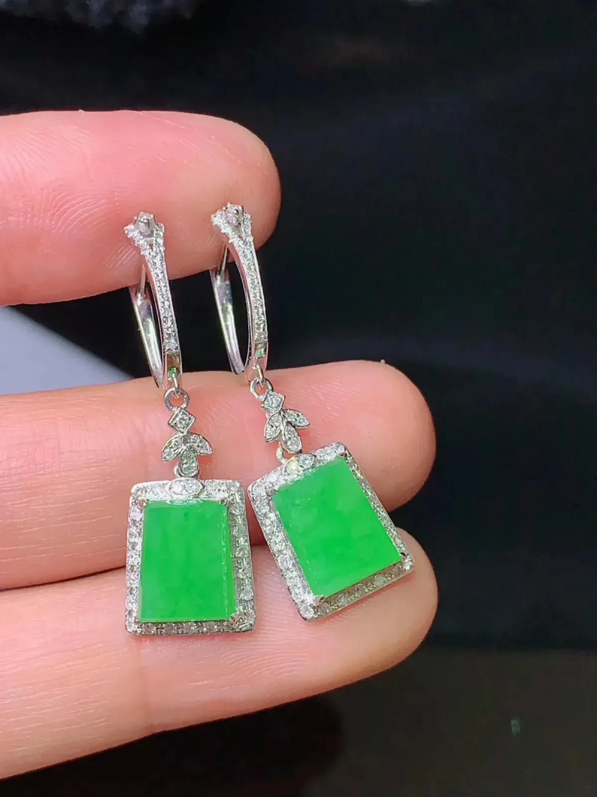 18k金钻镶嵌满绿无事牌耳坠 玉质细腻 色泽艳丽 整体尺寸31.5*9.8*5.2