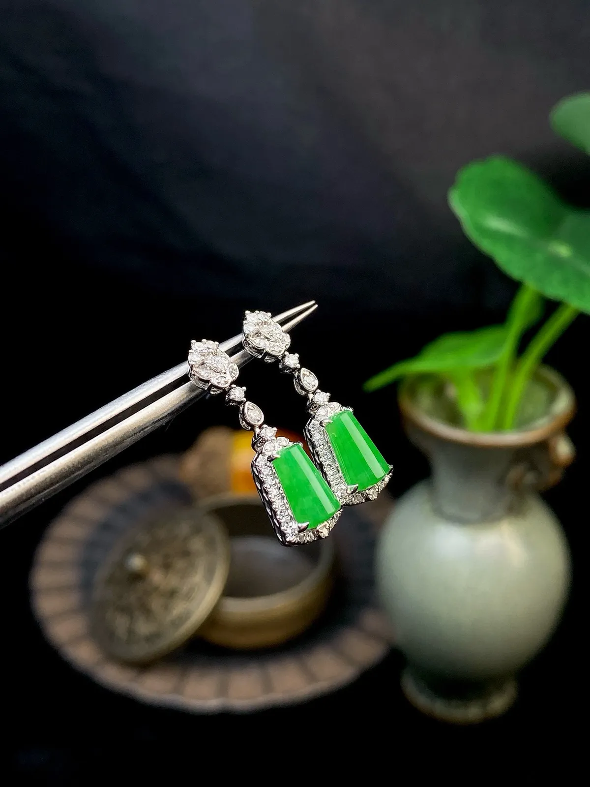【冰种满绿无事牌耳坠】种水上乘，通透闪亮，晶莹剔透。18K金钻镶嵌，裸石尺寸7.1*4.2*2.6毫米
