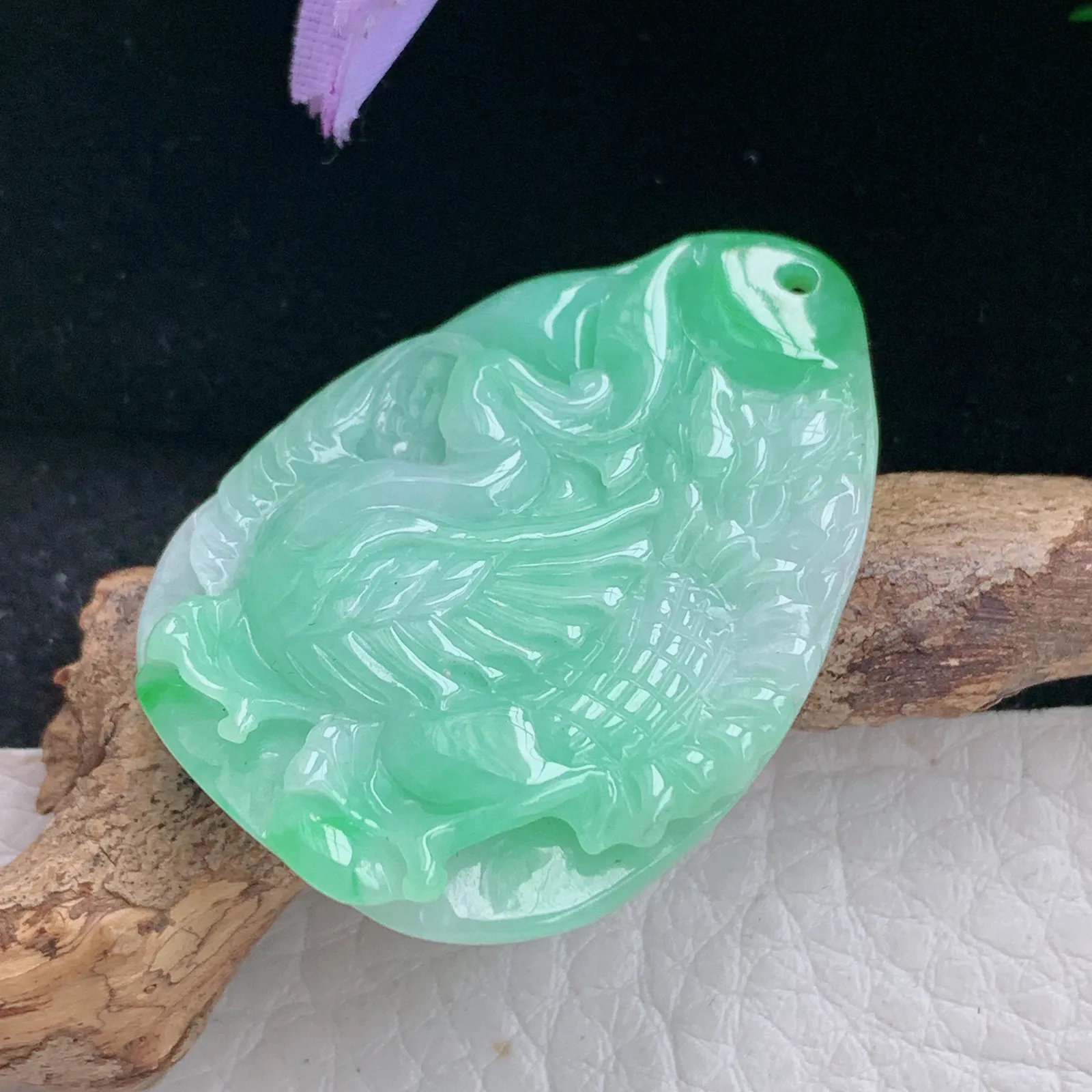 ws实拍39*27.8*7缅甸翡翠精雕孔雀开屏 好运连绵玉吊坠 玉挂件