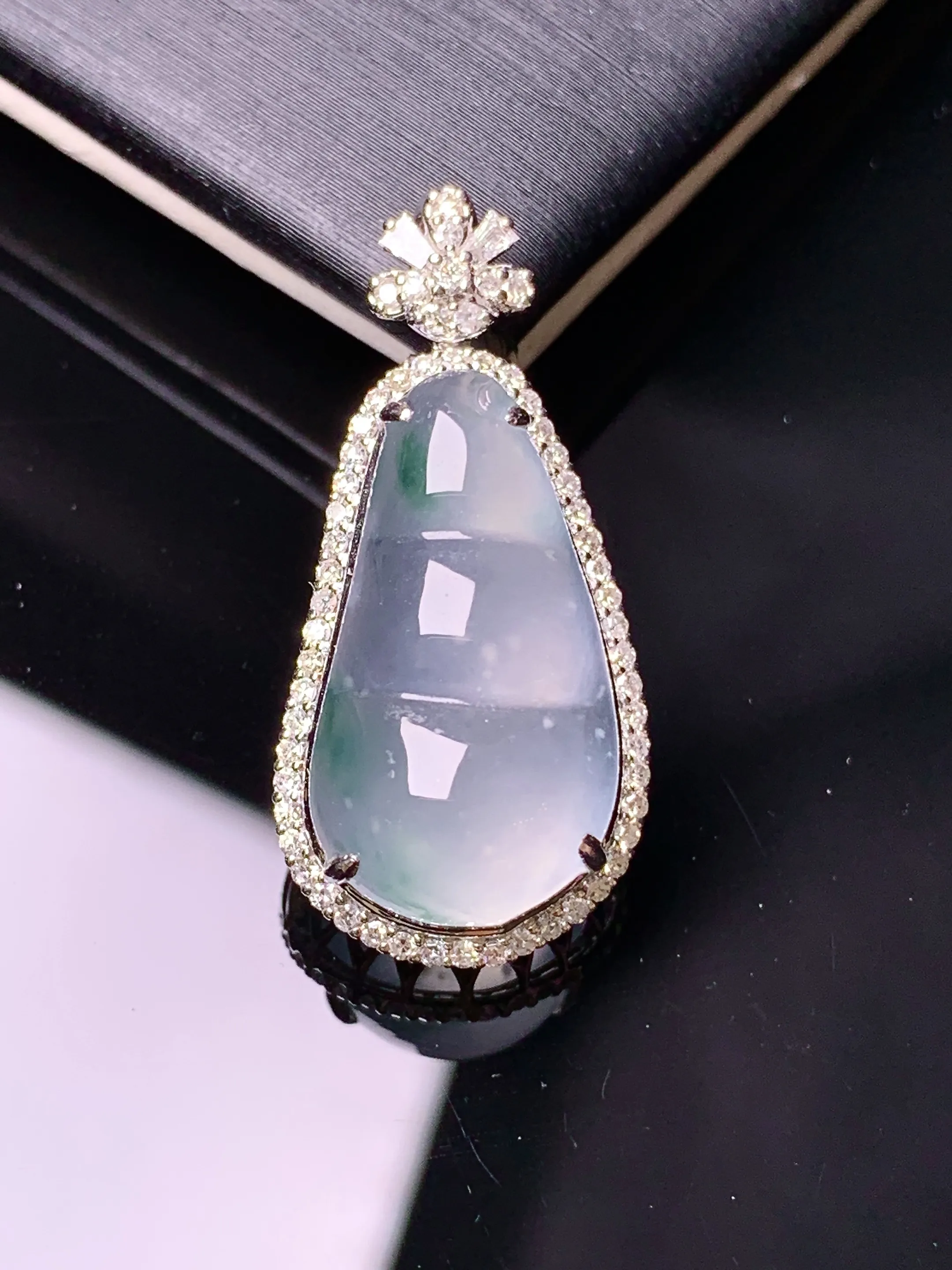 18k金钻镶嵌冰种四季豆吊坠 玉质细腻 色泽清新艳丽 整体尺寸29*13.7*9.3