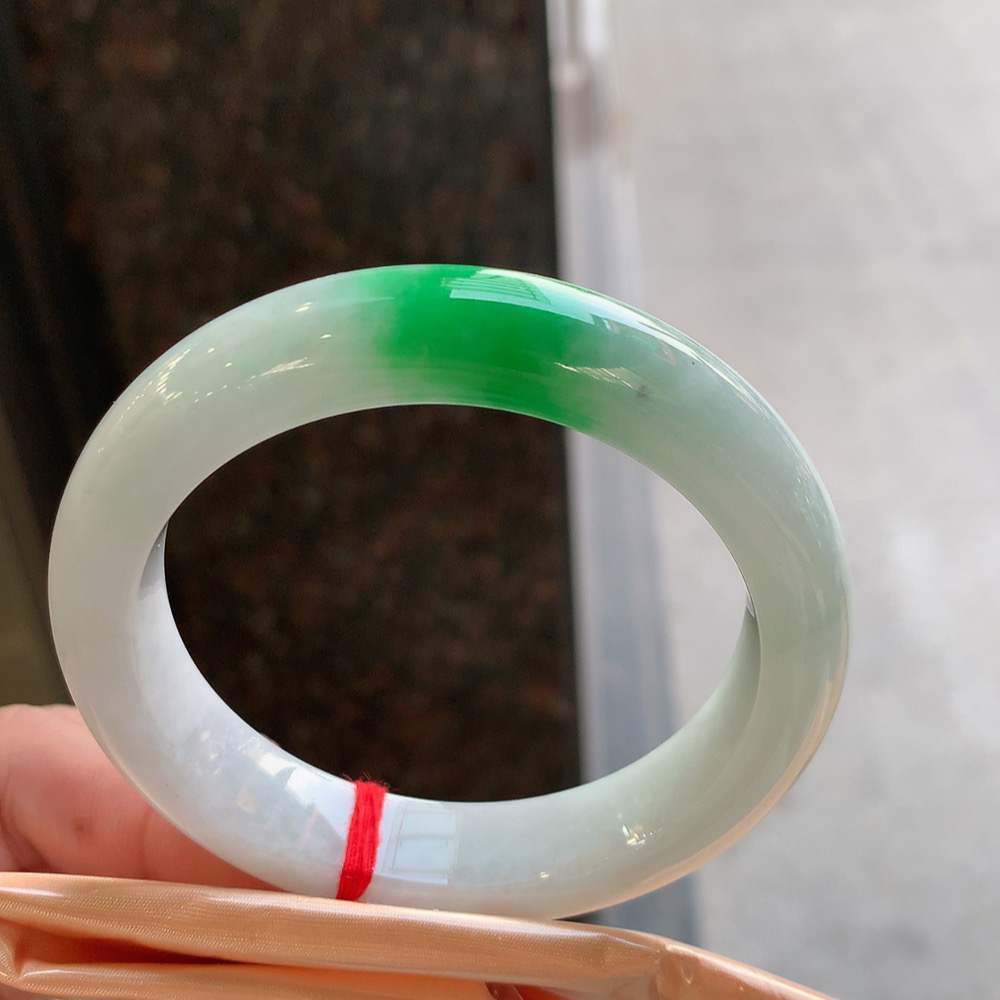 正圈冰糯阳绿 一丝细纹 尺寸:56.9/12.8/9.2 色好