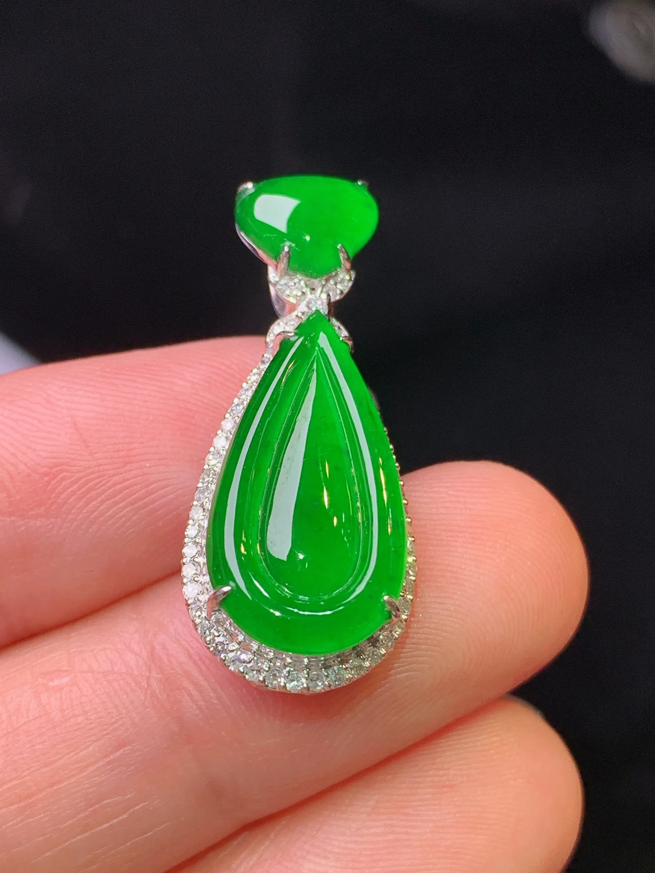 18k金钻镶嵌满绿水滴吊坠 玉质细腻 色泽清新艳丽 整体尺寸29.3*12.2*7.2