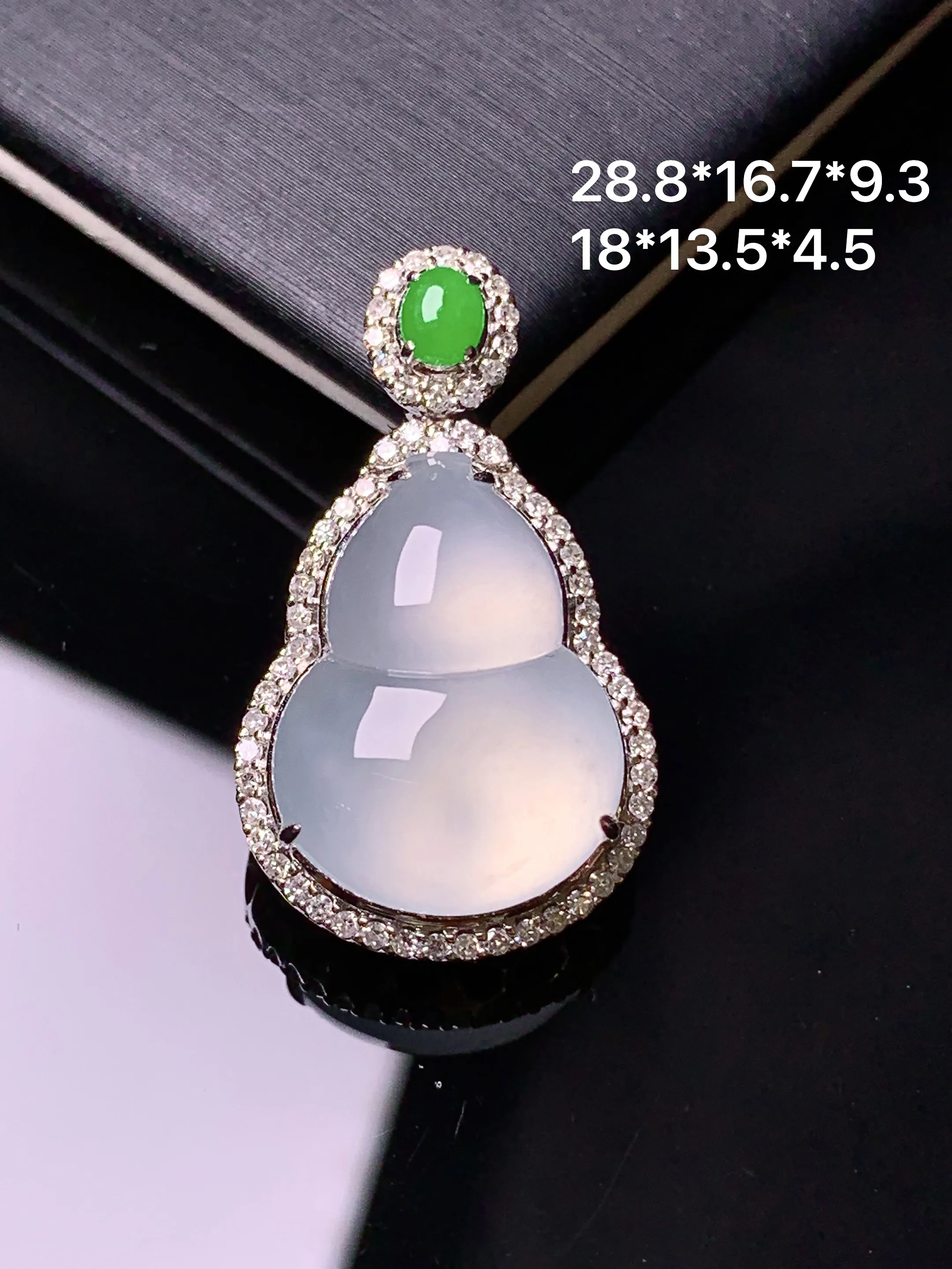 18k金钻镶嵌冰种葫芦吊坠 玉质细腻 色泽清新艳丽 整体尺寸28.8*16.7*9.3