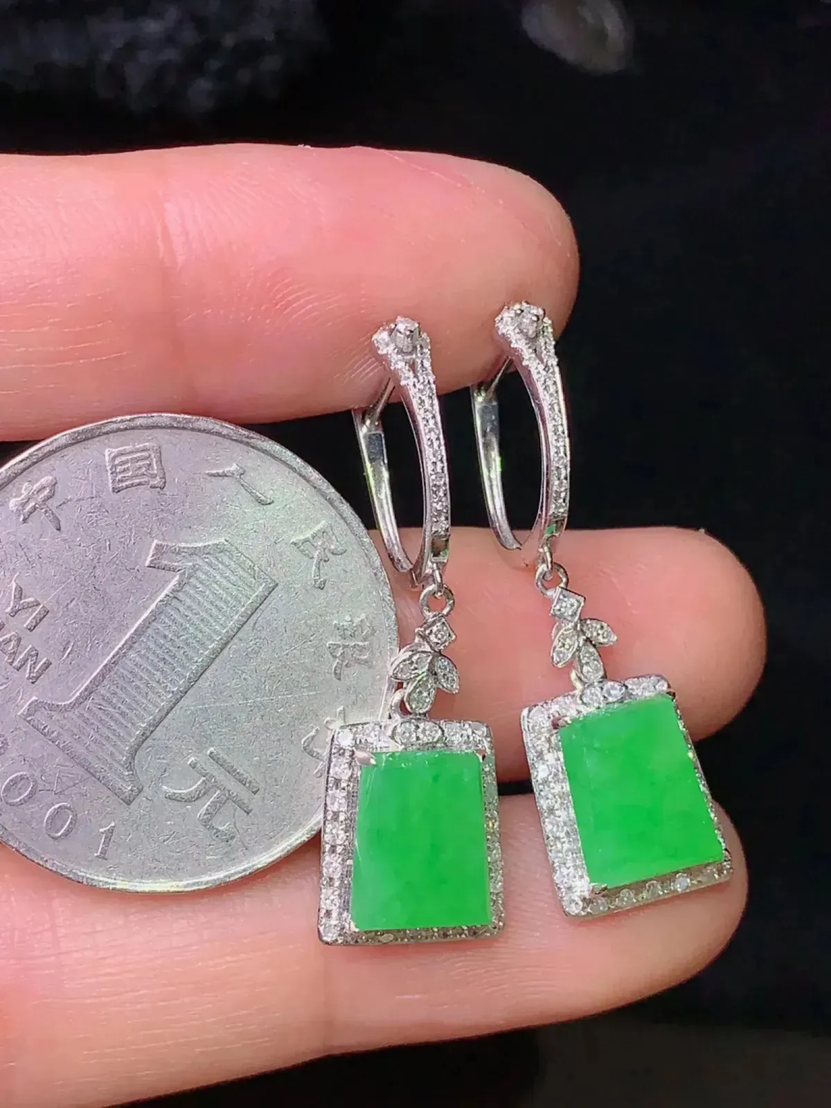 18k金钻镶嵌满绿无事牌耳坠 玉质细腻 色泽艳丽 整体尺寸31.5*9.8*5.2
