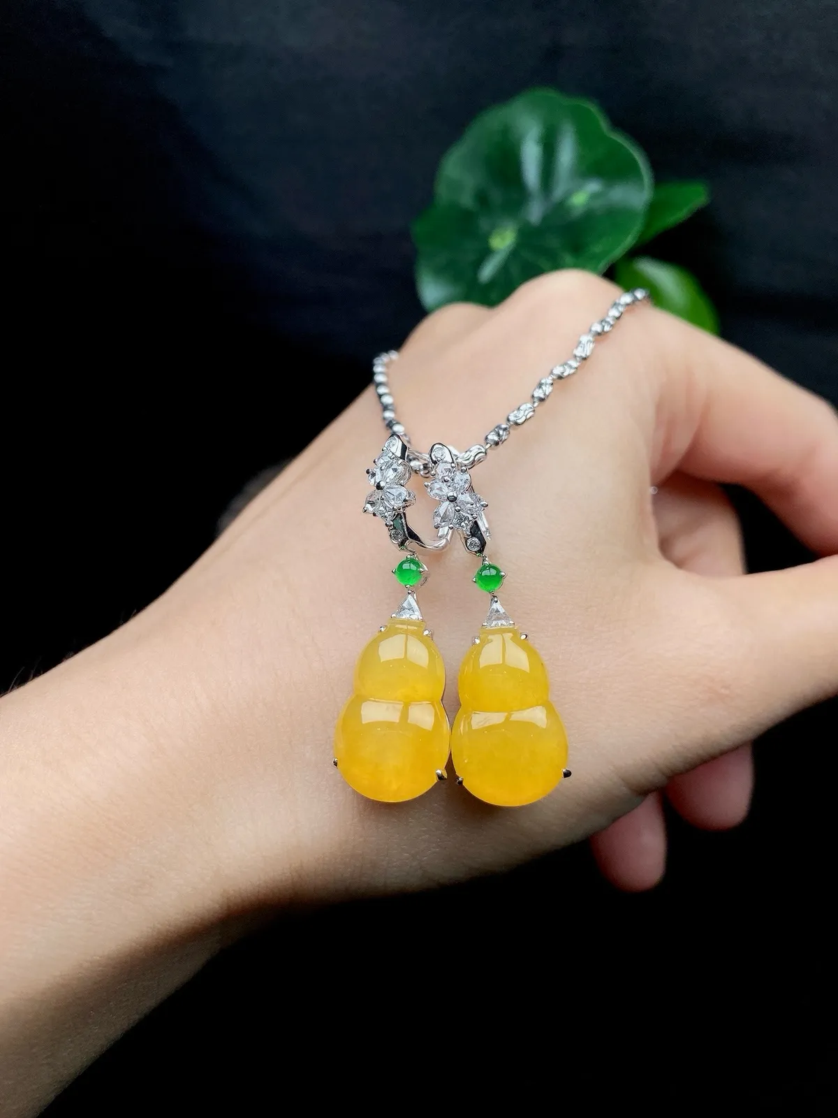 【冰种黄翡葫芦耳坠】质地细润，起刚起荧光，18K金钻镶嵌，裸石尺寸17.1*11.2*3.8毫米