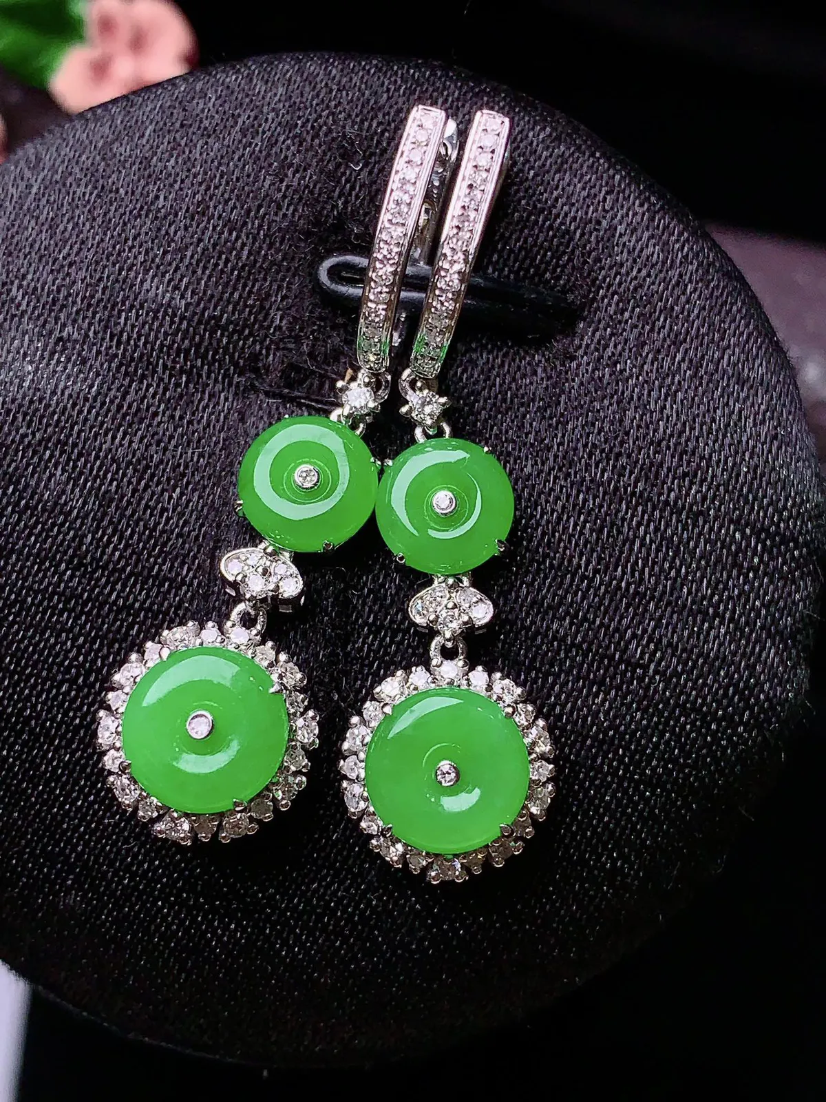 18k金钻镶嵌满绿平安扣耳坠 玉质细腻 色泽艳丽 整体尺寸34.5*10*5.6