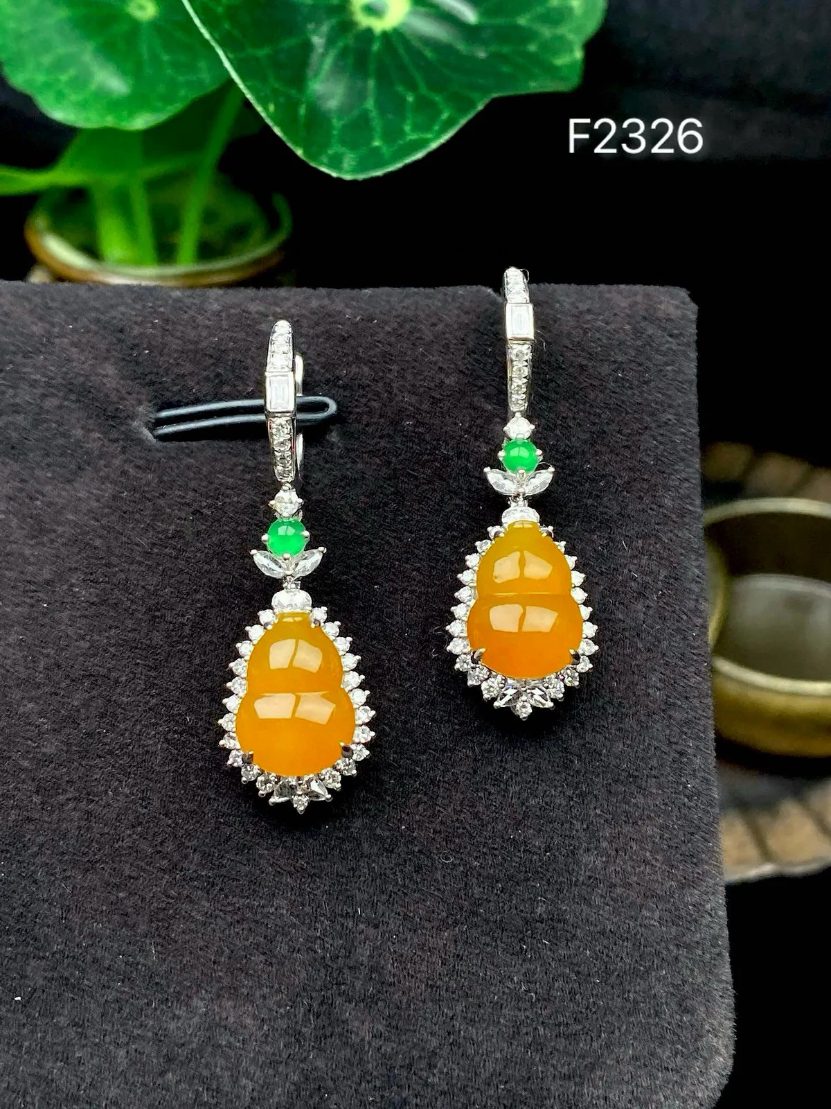 【冰种黄翡葫芦耳坠】质地细润，起刚起荧光，18K金钻镶嵌，裸石尺寸11*7.8*3.5毫米