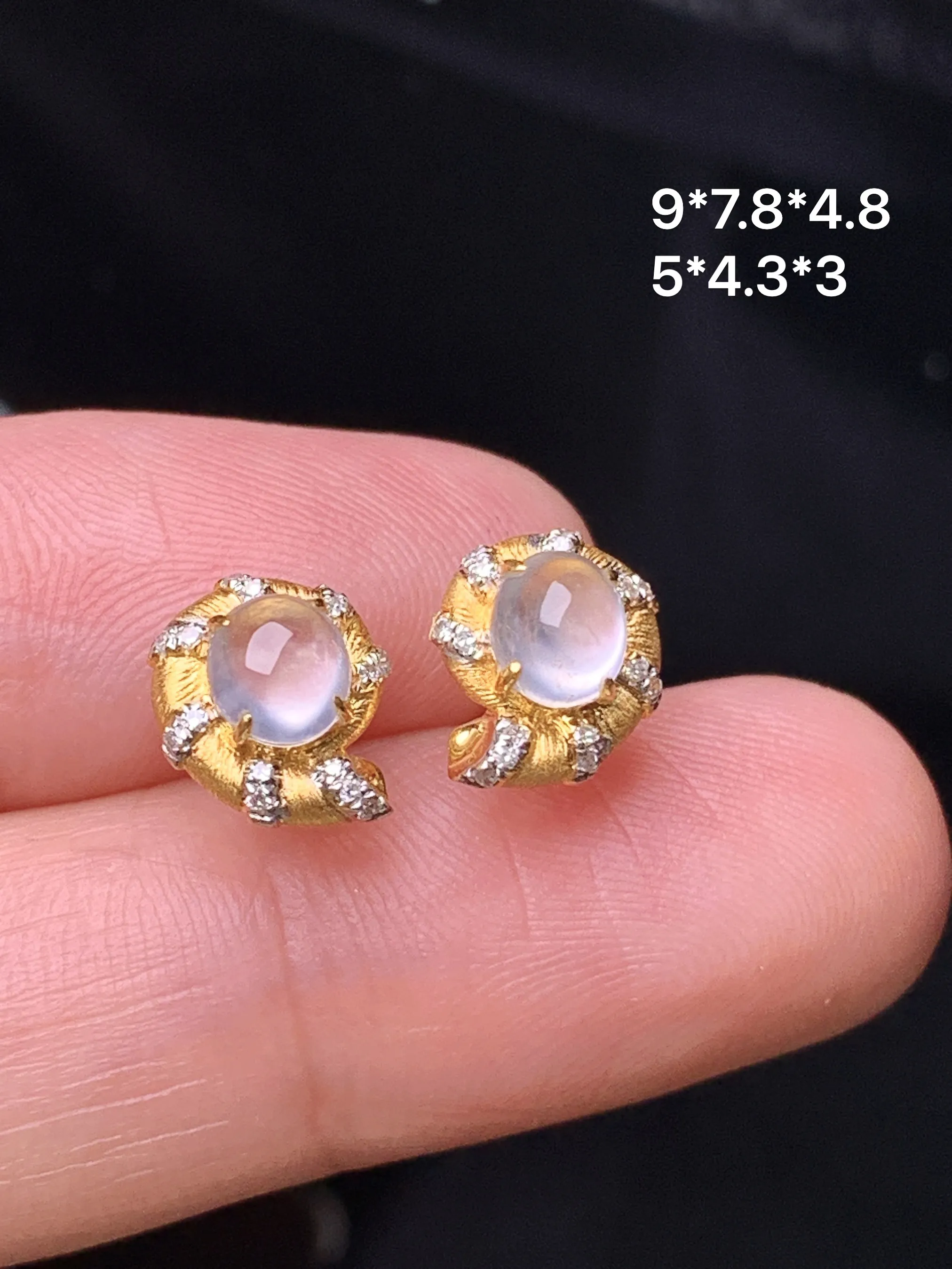 18k金钻镶嵌冰种蛋面耳钉 玉质细腻 色泽清新艳丽 整体尺寸9*7.8*4.8