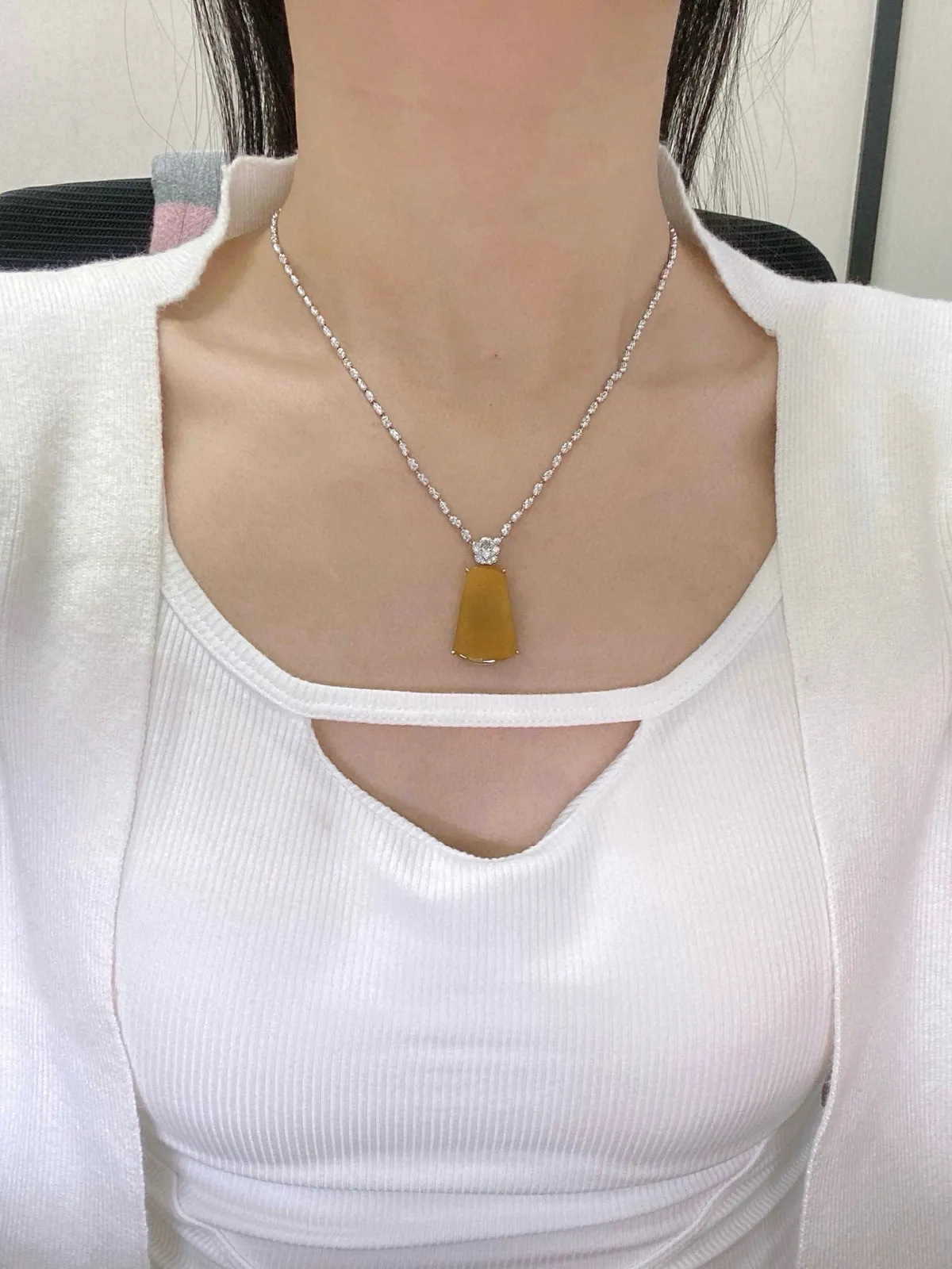 【冰种黄翡无事牌吊坠】质地细腻，冰润通透，晶莹闪亮。收藏品质，18k金钻镶嵌，裸石尺寸24.5*16.3*2.8毫米