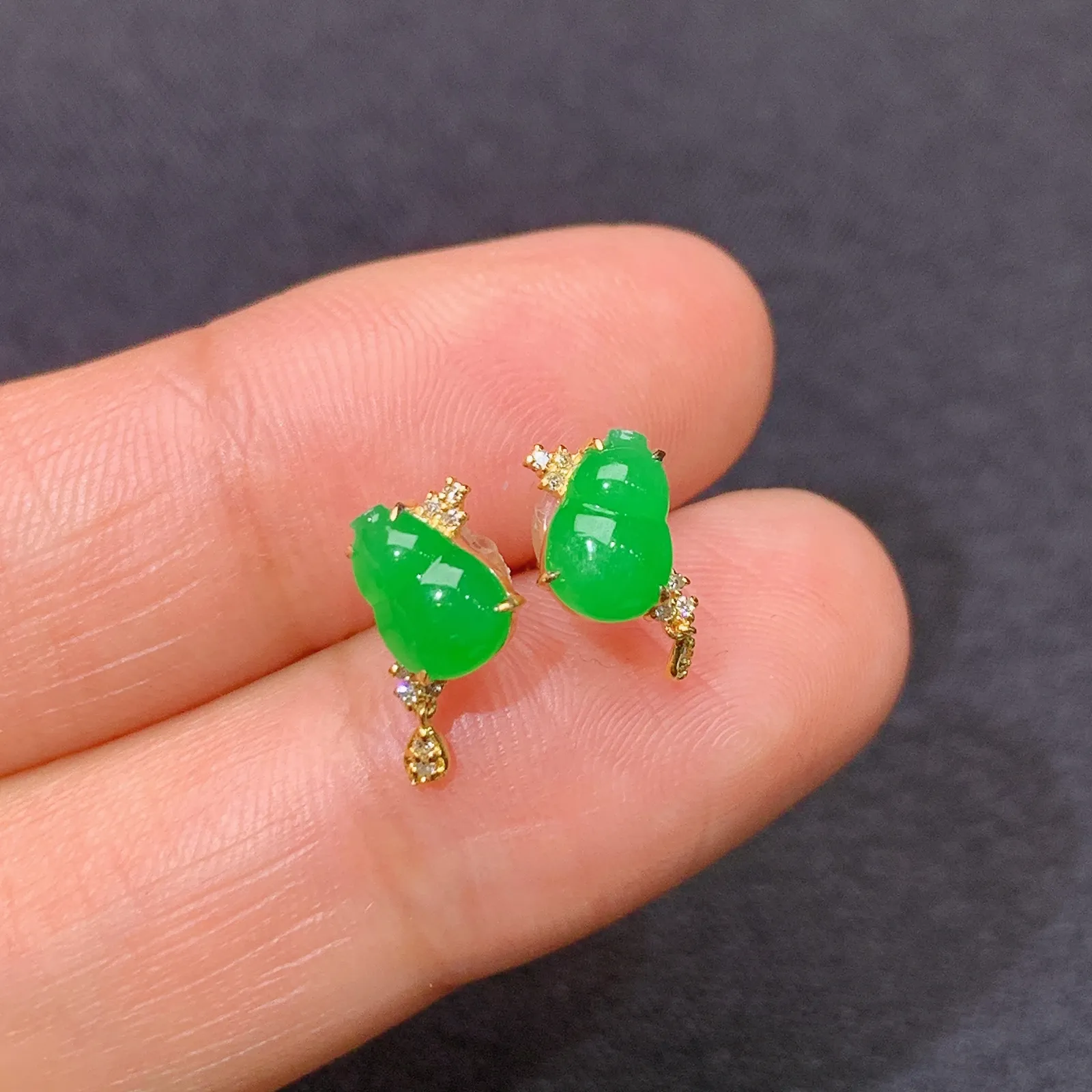 冰阳绿葫芦耳钉，18k金镶嵌，简约时尚，冰润色阳，种水足 尺寸6.5*3.9*2