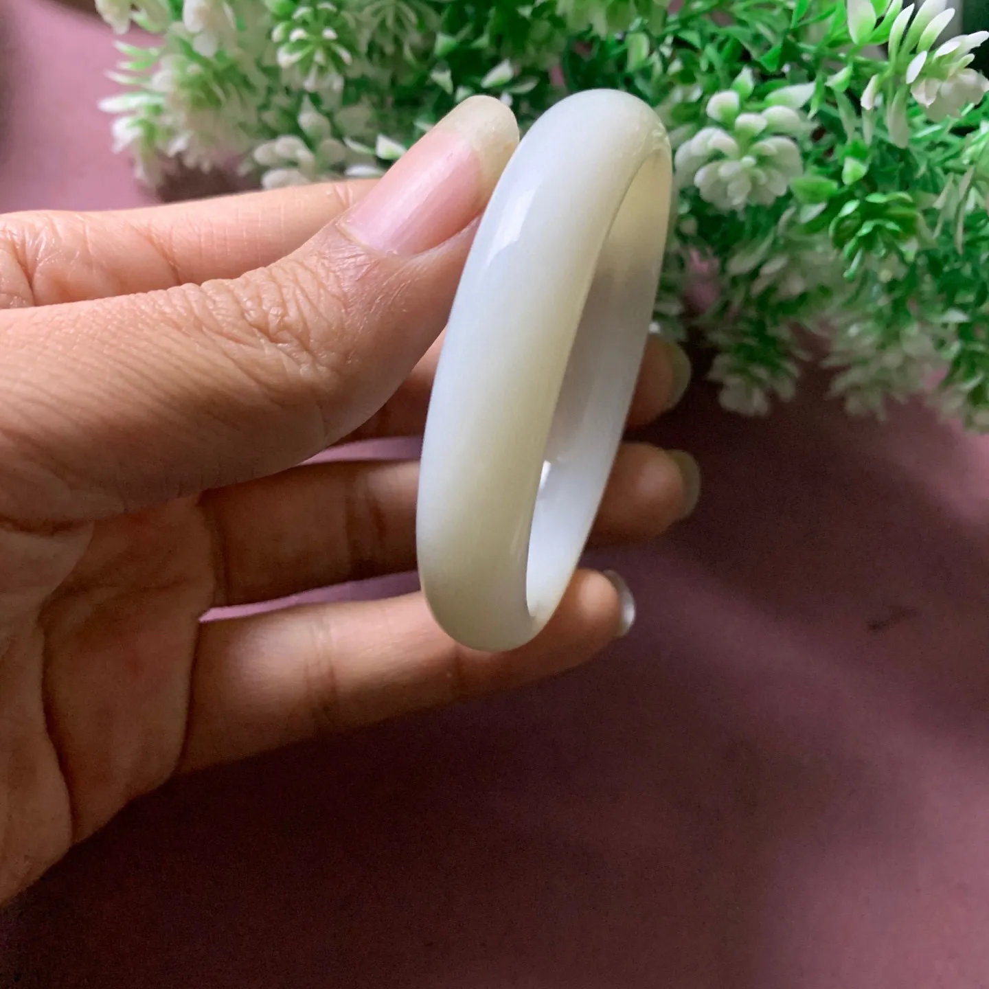 俄料手镯，和田玉51圈口羊脂白宽版手镯，玉质细腻油润 底色纯净脂粉好，品质好