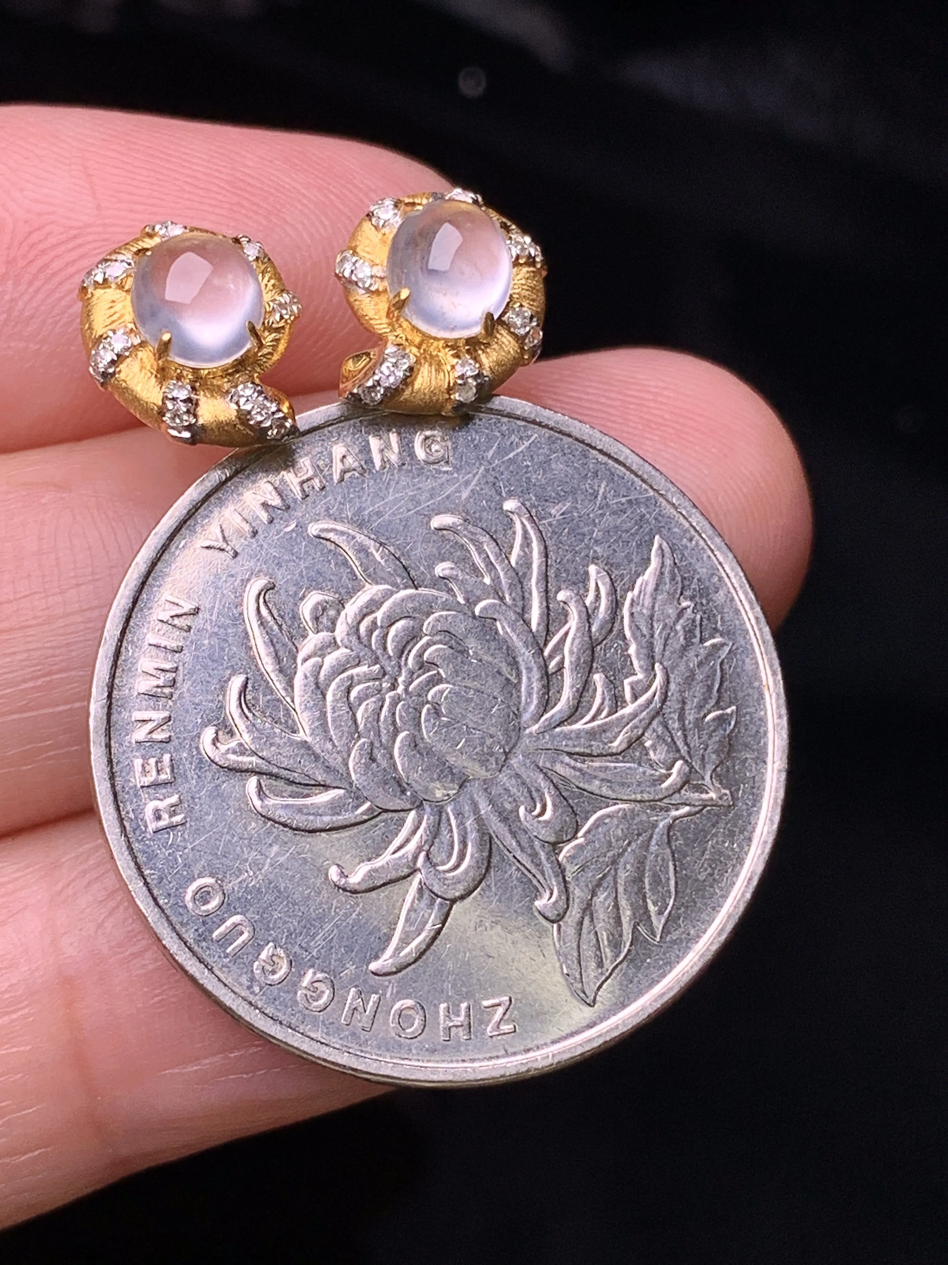 18k金钻镶嵌冰种蛋面耳钉 玉质细腻 色泽清新艳丽 整体尺寸9*7.8*4.8