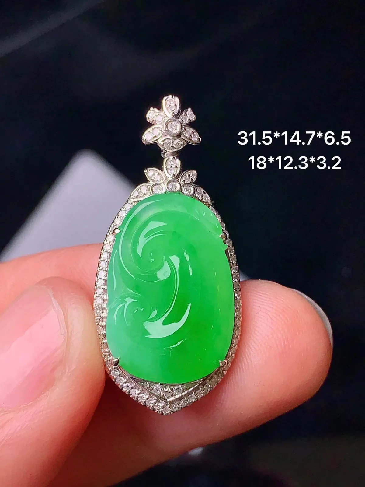 18K金钻镶嵌翠绿如意吊坠 玉质细腻 款式高贵优雅 万事如意 整体尺寸31.5*14.7*6.5