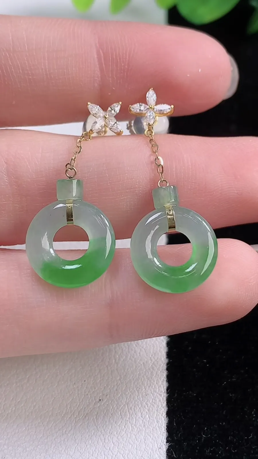 翡翠a货18K金冰种飘绿平安环耳坠，尺寸12.3-2.5，重量:2.82g