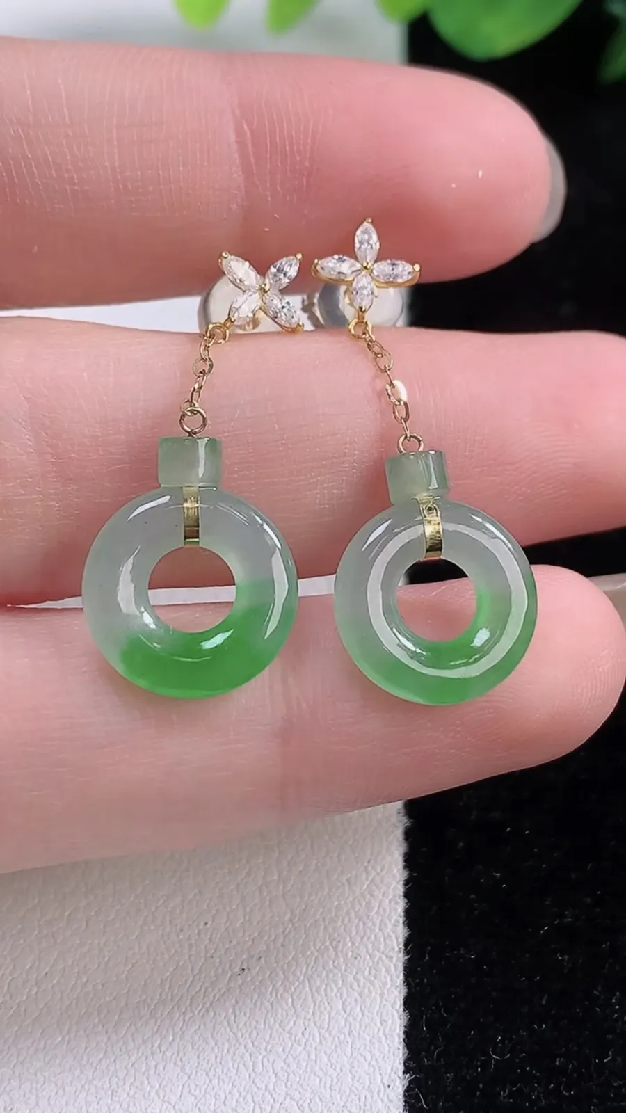 翡翠a货18K金冰种飘绿平安环耳坠，尺寸12.3-2.5，重量:2.82g