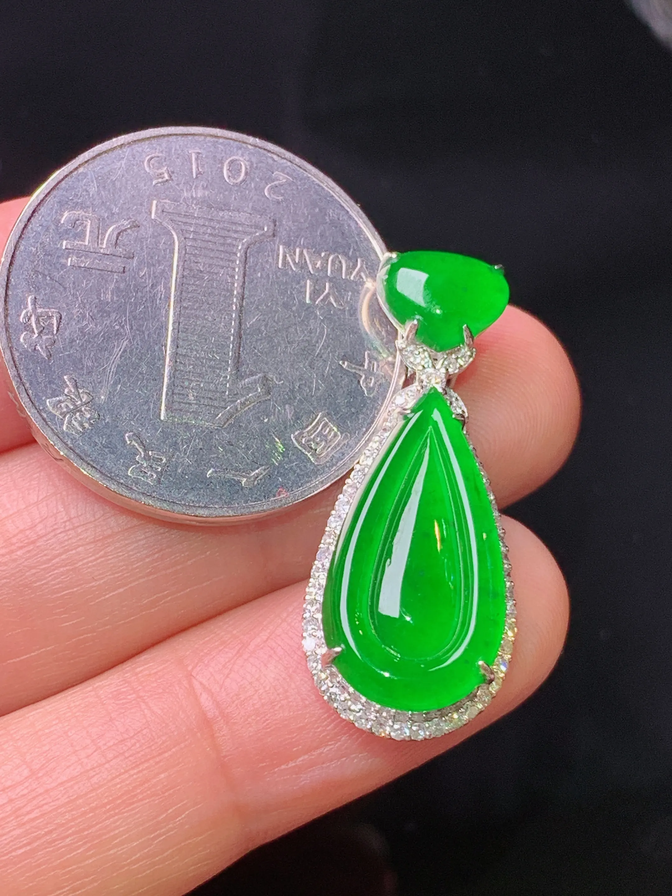 18k金钻镶嵌满绿水滴吊坠 玉质细腻 色泽清新艳丽 整体尺寸29.3*12.2*7.2