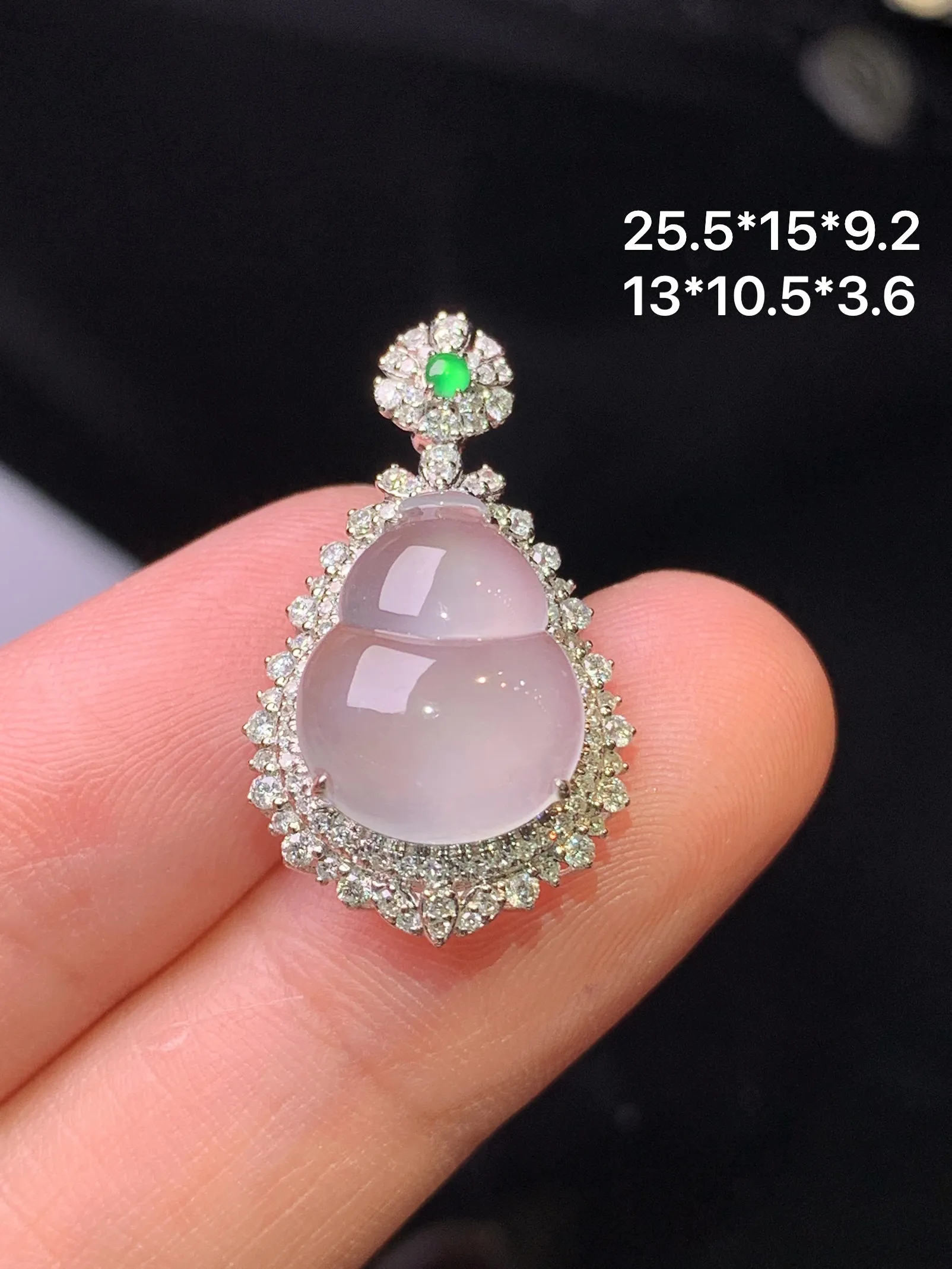 18k金钻镶嵌冰种葫芦吊坠 玉质细腻 色泽清新艳丽 整体尺寸25.5*15*9.2