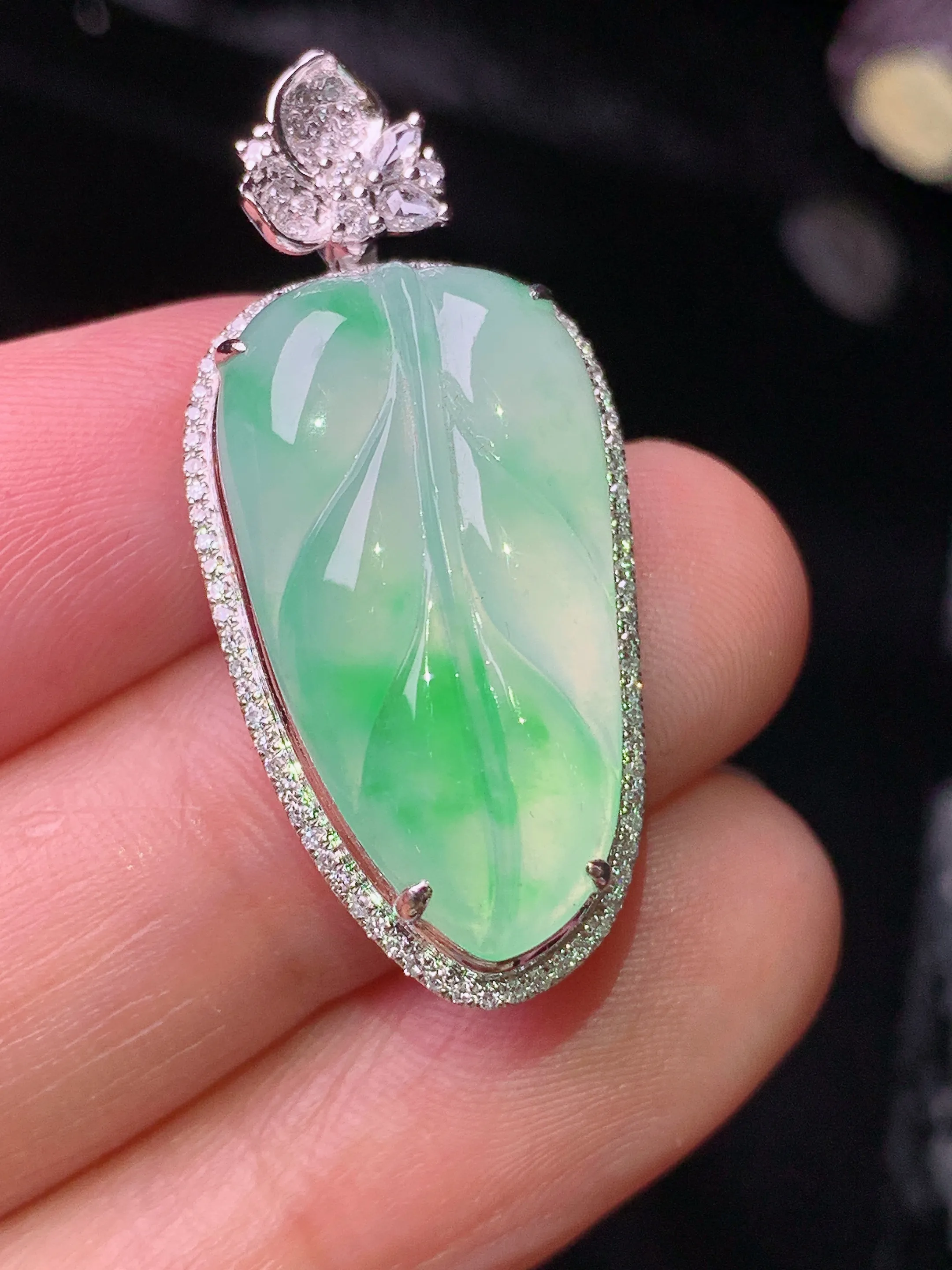 18k金钻镶嵌飘绿树叶吊坠 玉质细腻 色泽清新艳丽 整体尺寸33.2*15.2*8.7