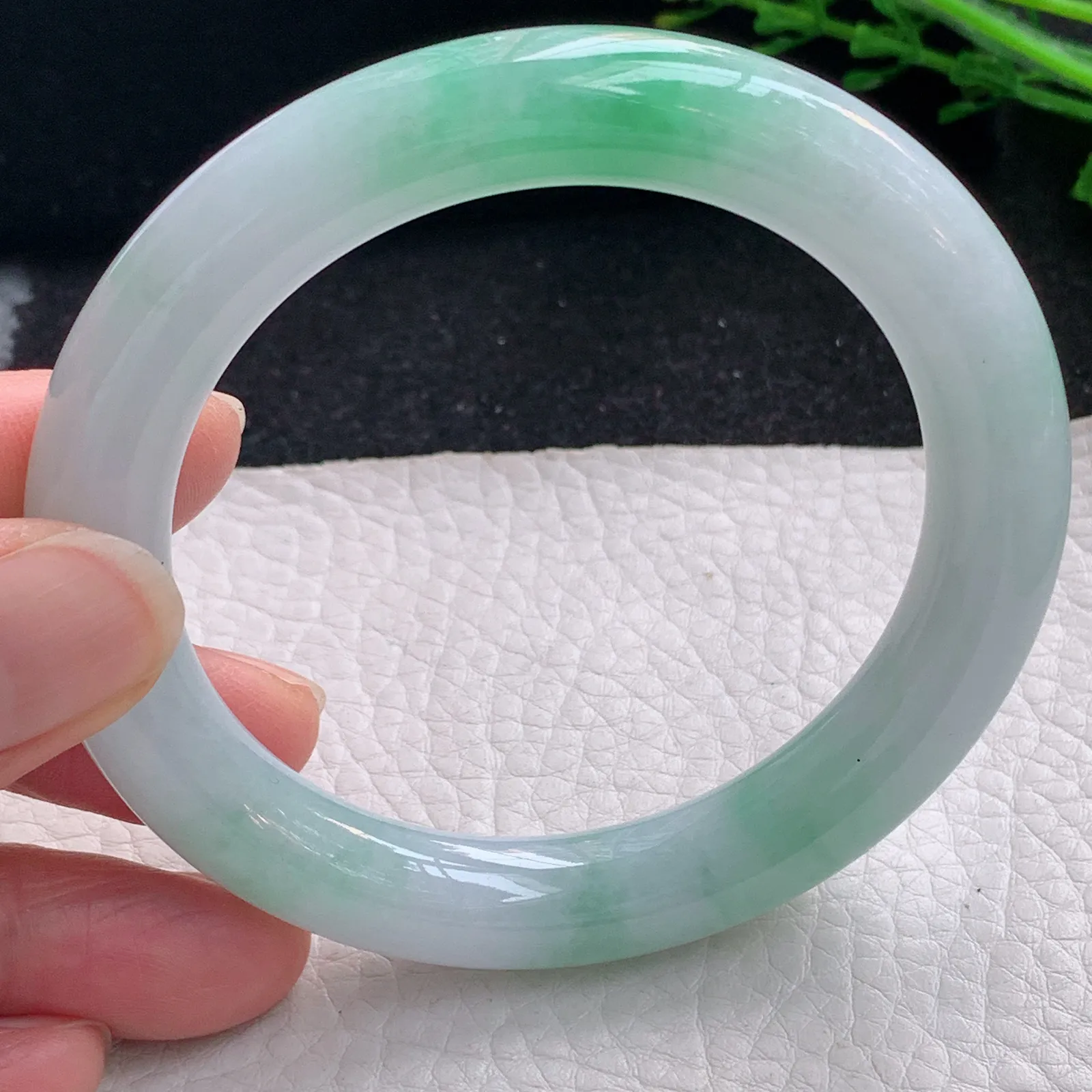 js自然光57*10.5美人镯 缅甸翡翠a货玉手镯飘绿圆条玉手环 叮当镯