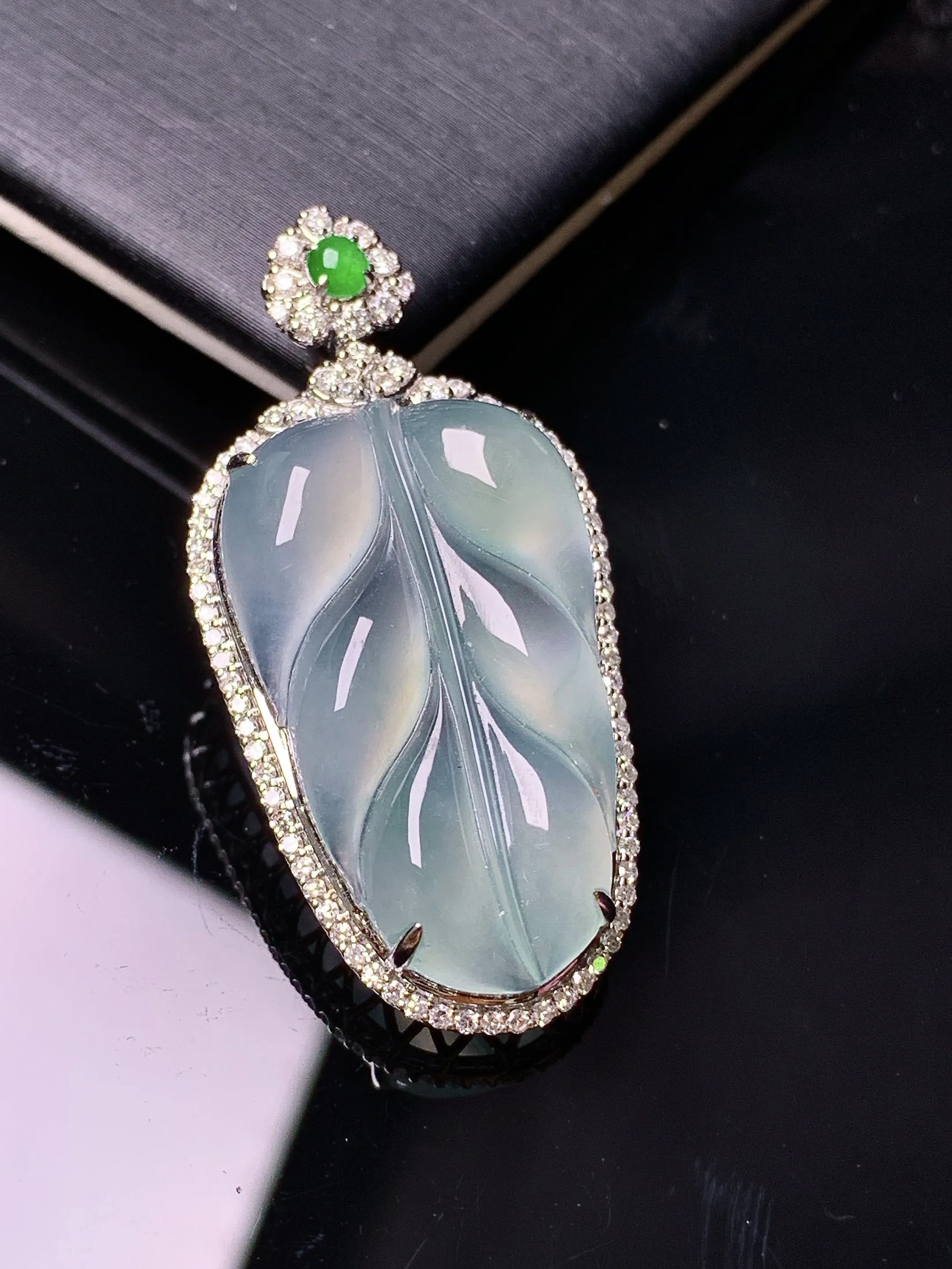 18k金钻镶嵌冰种树叶吊坠 玉质细腻 色泽清新艳丽 整体尺寸40.3*19.7*8.2