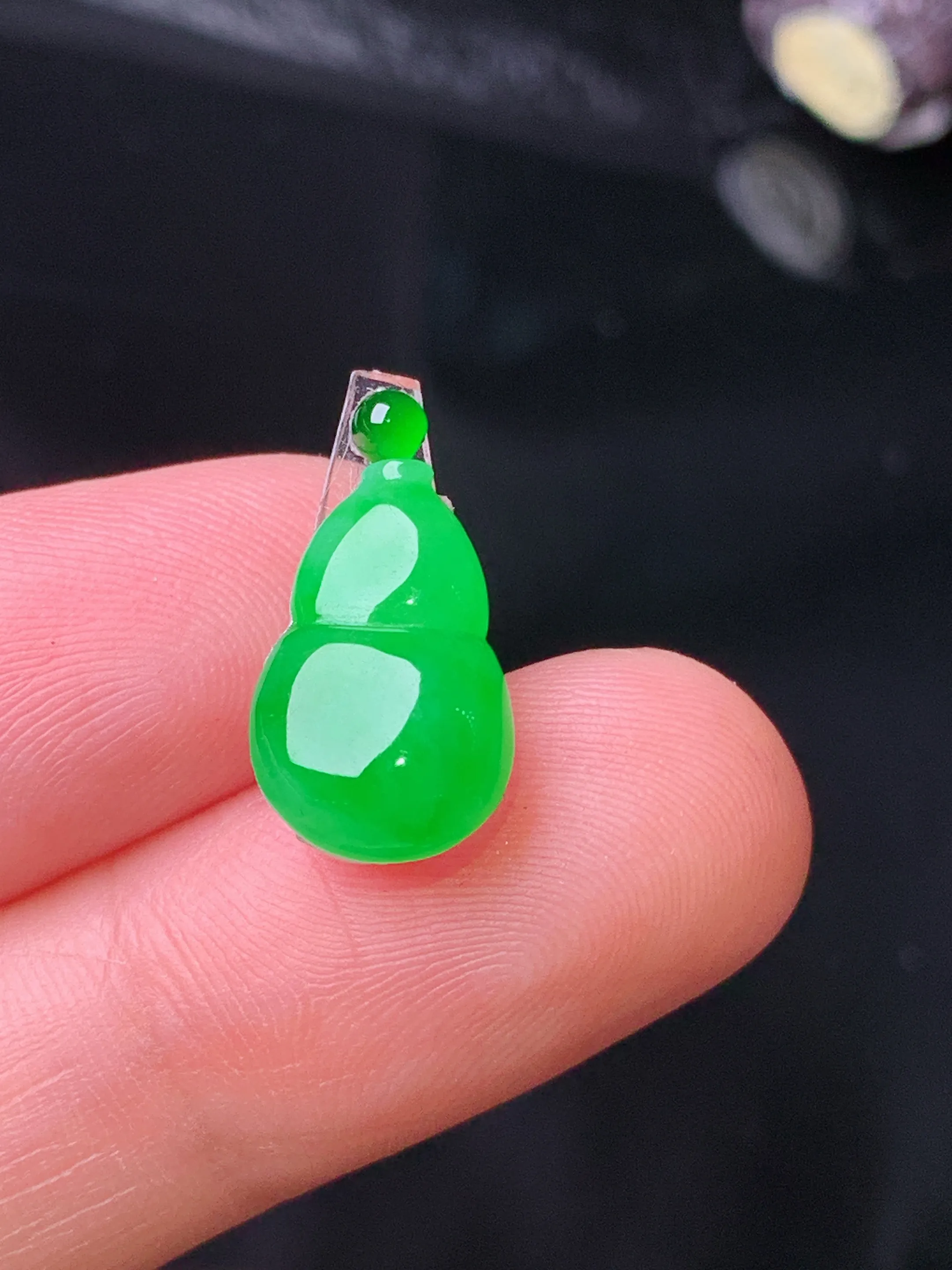 镶嵌款 满绿葫芦吊坠 玉质细腻 色泽清新艳丽 整体尺寸14.3*8.8*3.6