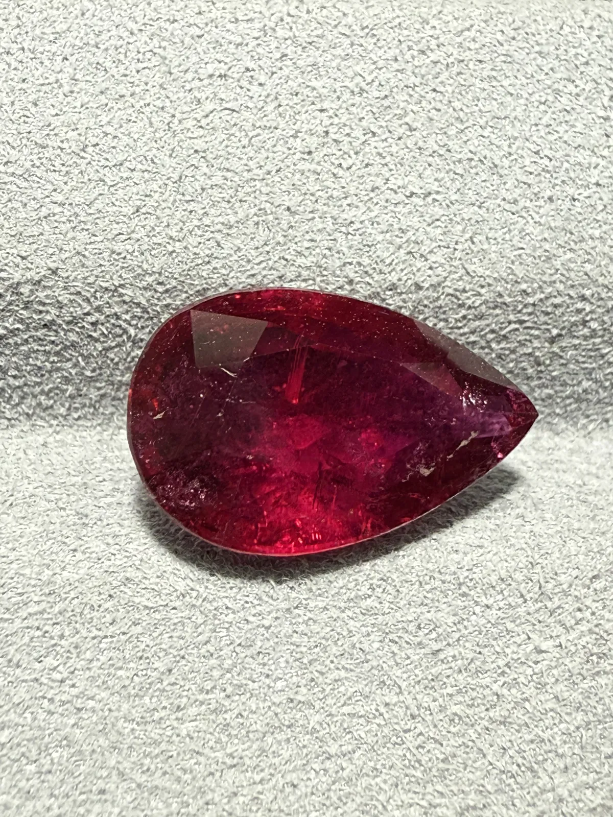 【高端珠宝】天然极美卢比来碧玺裸石
重量: 4.865ct  规格: 13.9*8.9*5.7毫米
精湛切工，满身火彩
台面大，实物更美，可以代镶嵌设计。