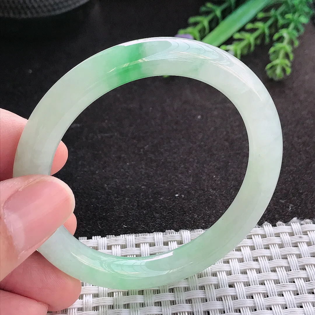 天然A货翡翠52.5/8.8/8.6老坑冰润起胶飘阳绿圆条手镯玉镯