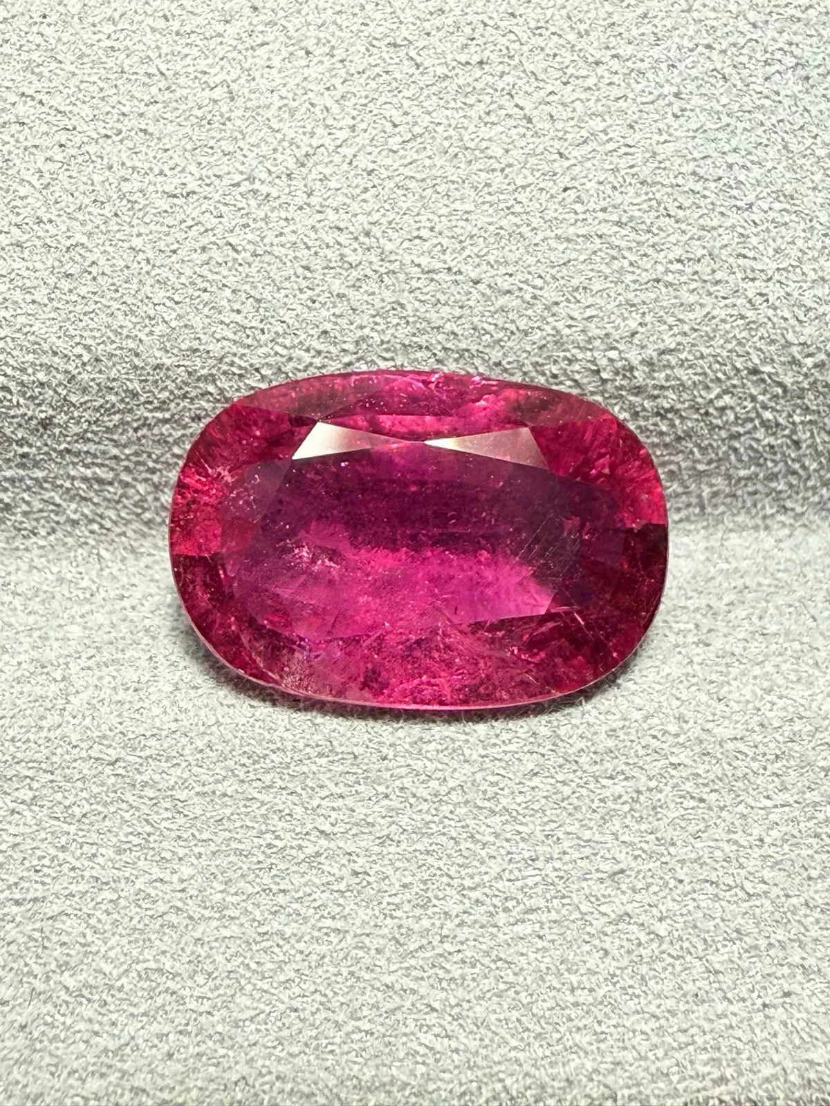 【高端珠宝】天然极美卢比来碧玺裸石
重量: 4.125ct  规格: 13.3*8.8*4.8毫米
精湛切工，满身火彩
台面大，实物更美，可以代镶嵌设计。
