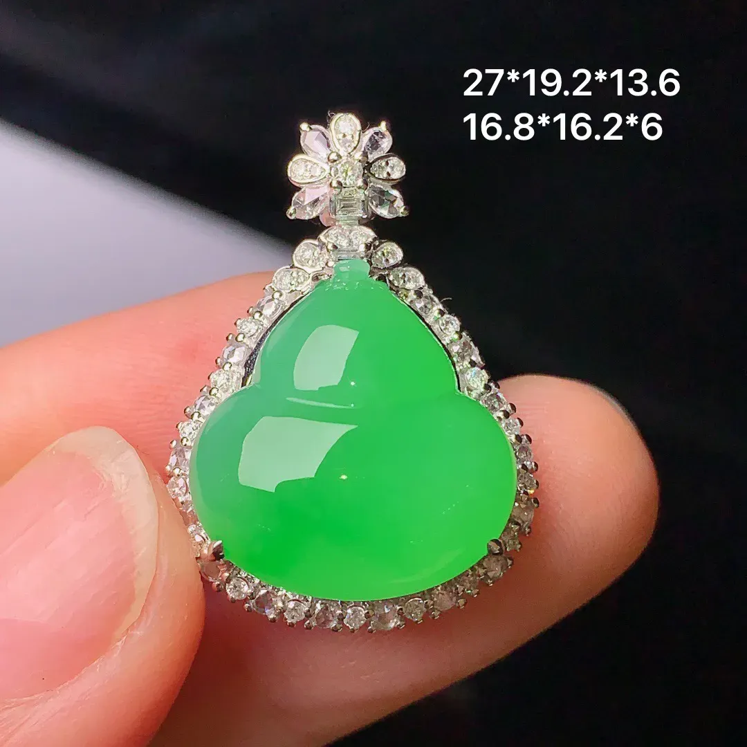 18k金钻镶嵌翠绿葫芦吊坠 玉质细腻 色泽艳丽   整体尺寸27*19.2*13.6