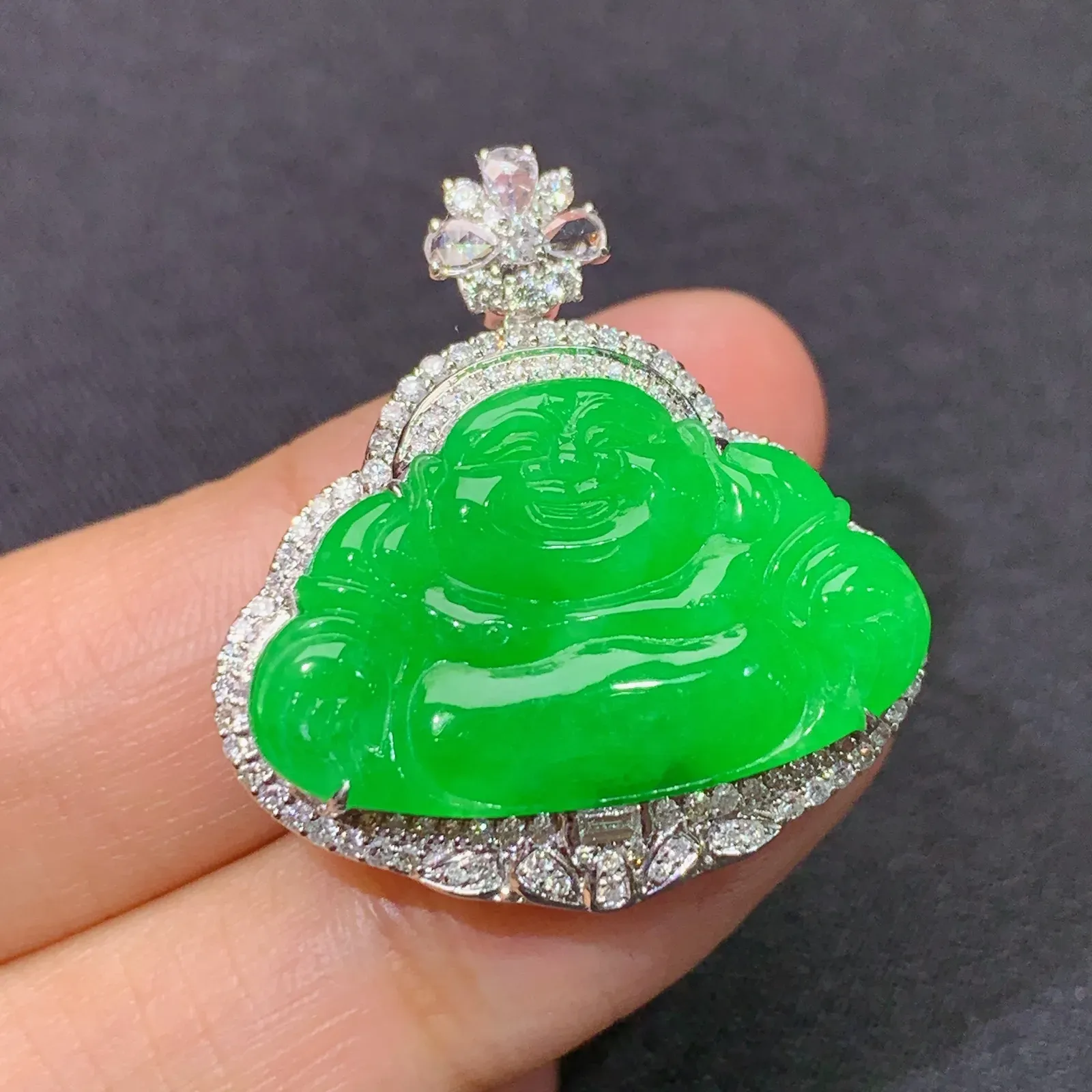 阳绿笑佛吊坠，18k金镶嵌，冰润色阳，品相好，种水足， 尺寸29.1*27.1*9.2