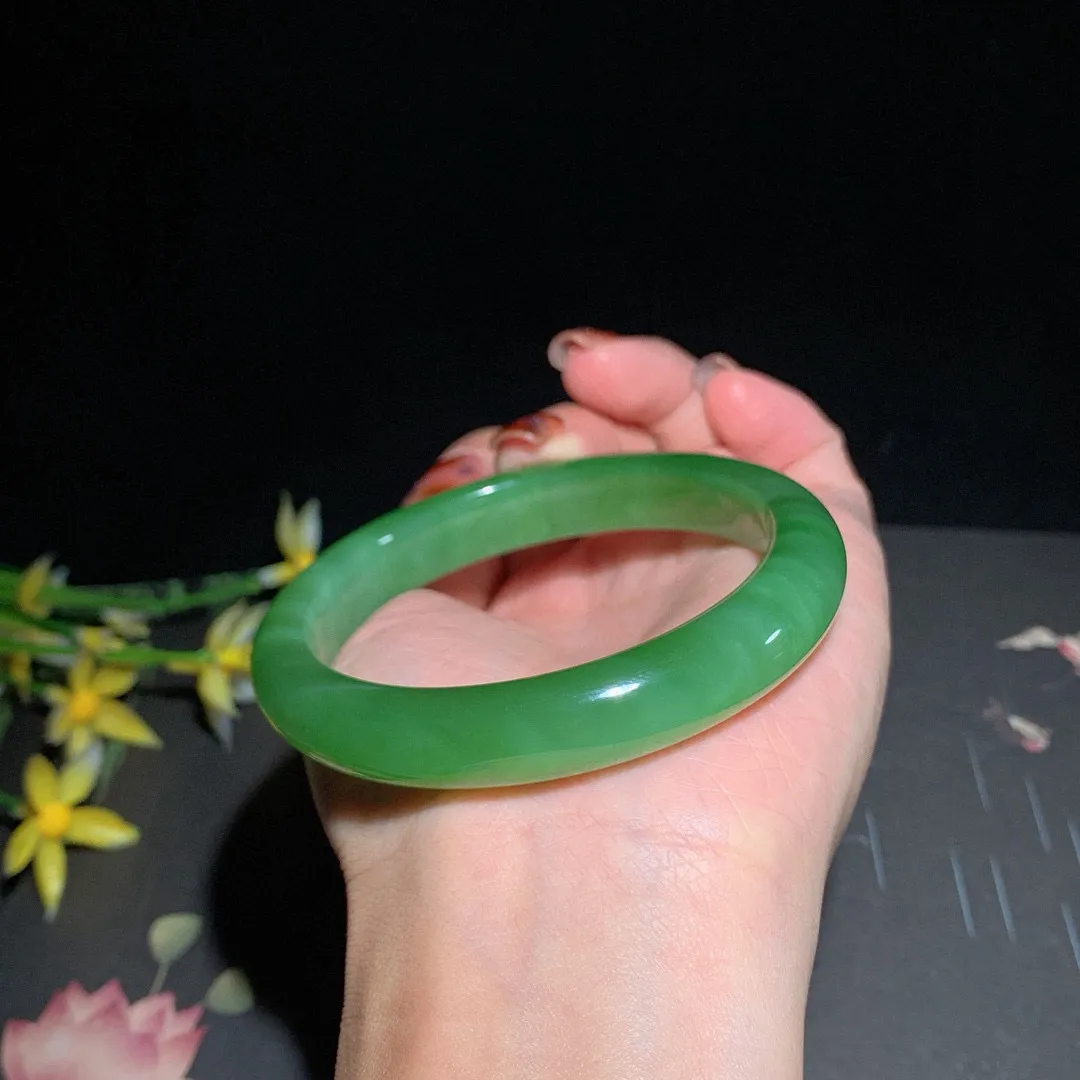 土豪款，和田玉58.6圈口冰底阳绿色猫眼碧玉手镯，玉质细腻油润 底色纯净 无裂无杂 脂粉好，品质好。