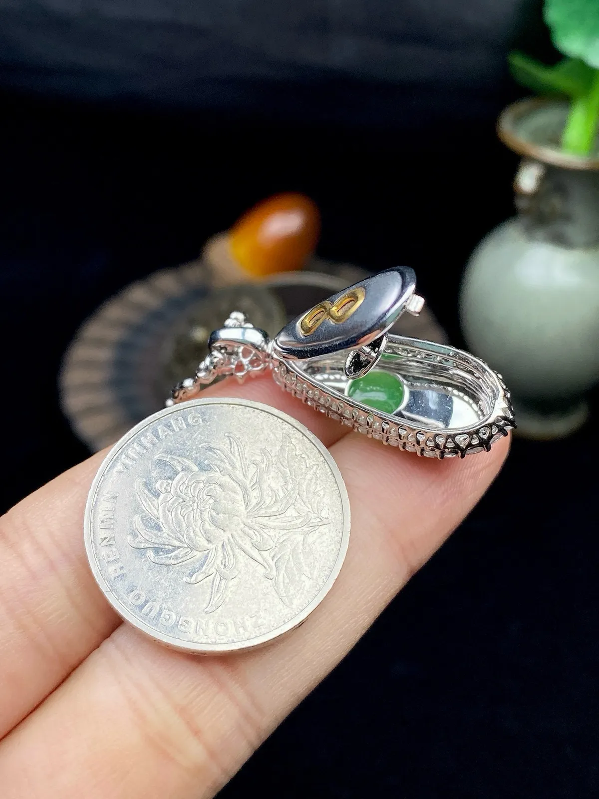 【冰种满绿福豆吊坠】精品，种地上乘，冰感十足，通透起光，饱满圆润，18k金钻镶嵌，裸石尺寸21.4*8.7*2.9毫米。