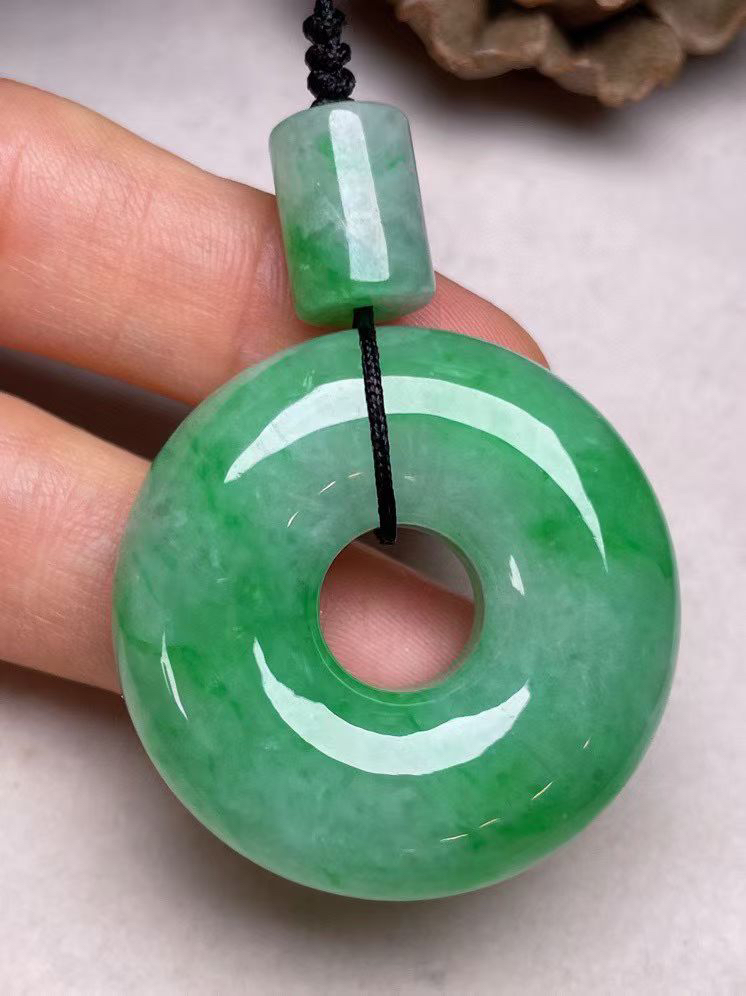 冰糯种飘绿【大平安扣】吊坠，种水好，玉质细腻 ，卖相好