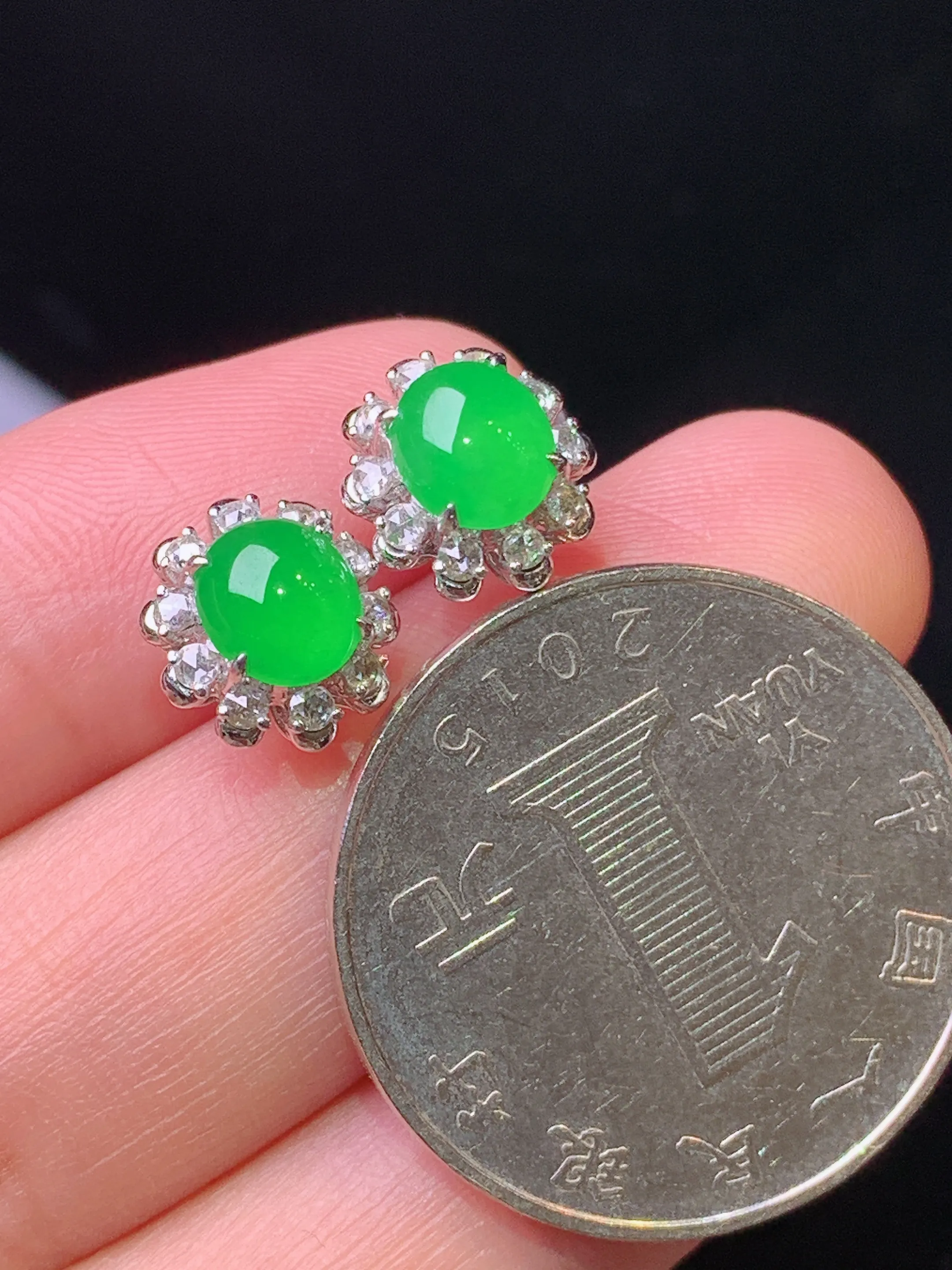 18k金钻镶嵌满绿蛋面耳钉 玉质细腻 色泽清新艳丽 整体尺寸10.2*9.5*7