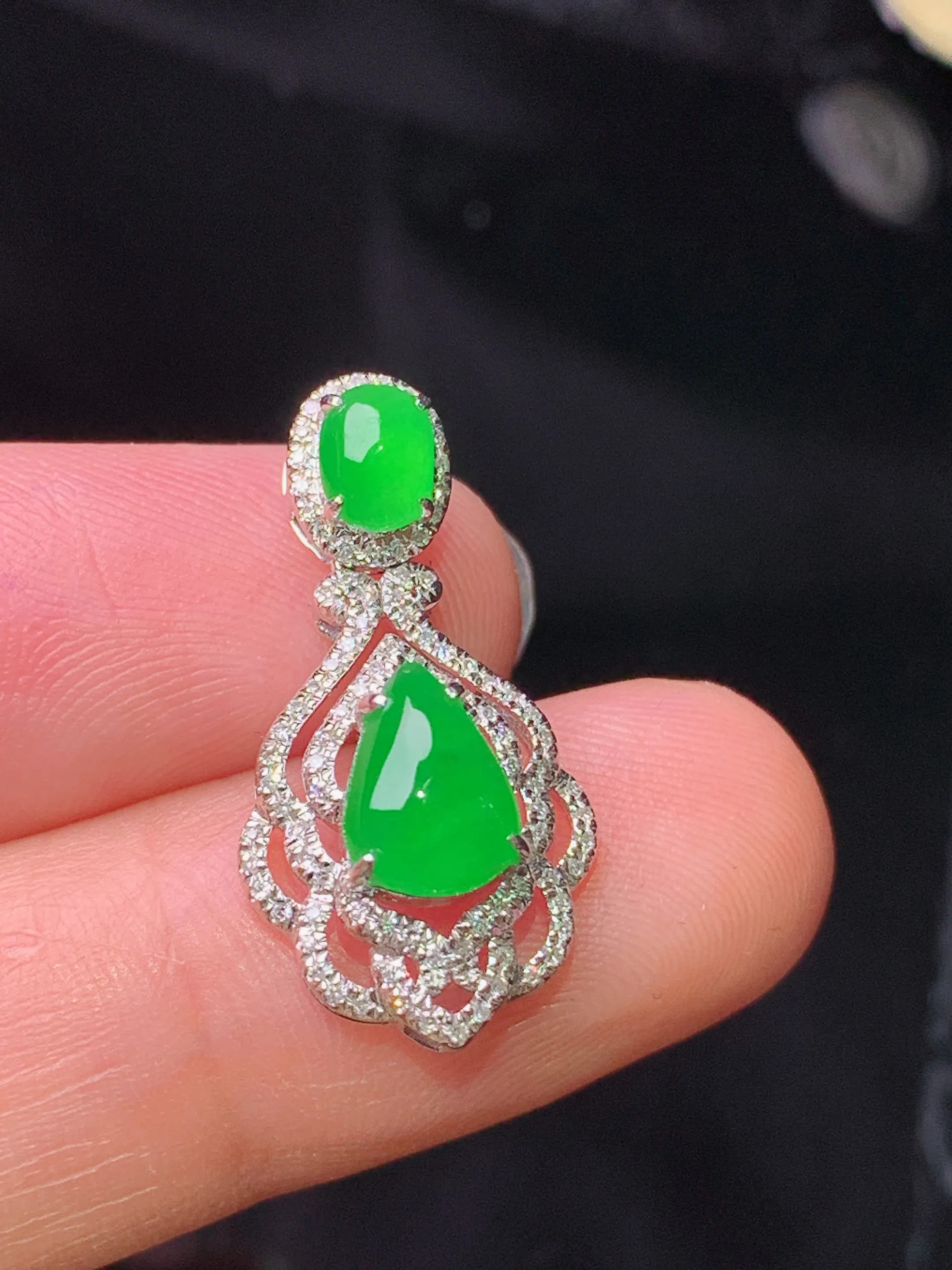 18k金钻镶嵌满绿水滴吊坠 玉质细腻 色泽清新艳丽 整体尺寸23.8*12.2*6.8