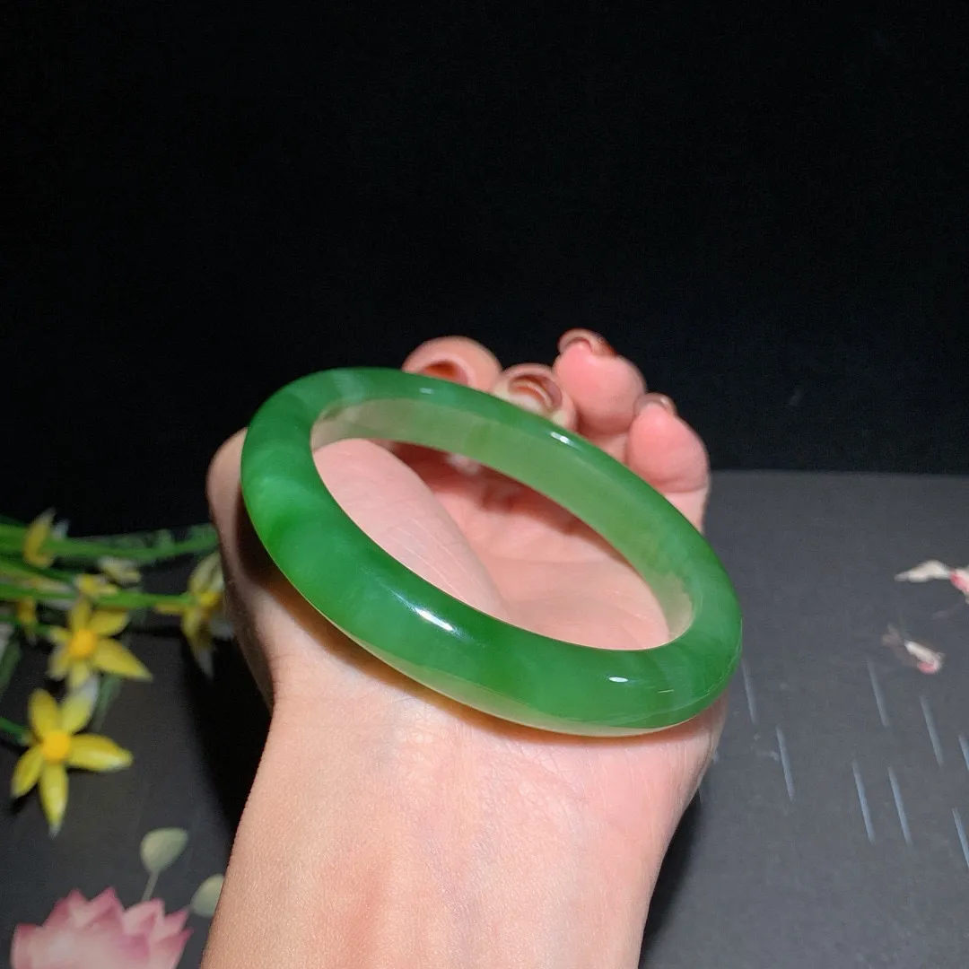 土豪款，和田玉58.6圈口冰底阳绿色猫眼碧玉手镯，玉质细腻油润 底色纯净 无裂无杂 脂粉好，品质好。